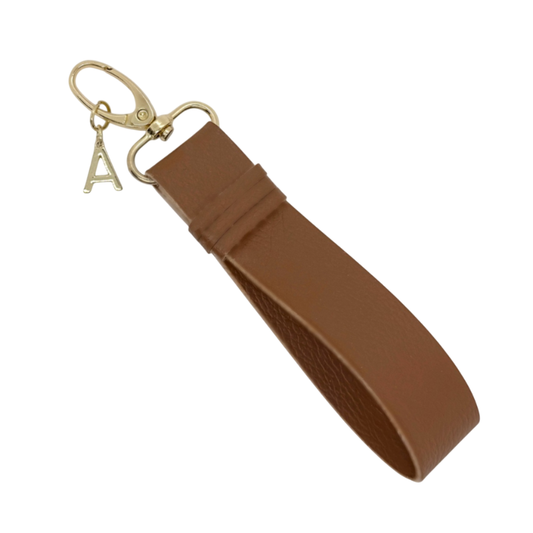 Parce que chaque détail compte, le porte-clés Absolument est l’accessoire parfait pour rehausser vos essentiels du quotidien. Fabriqué à la main en simili cuir végan, il allie style, conscience et praticité. Son fermoir à pince doré vous permet de l’attacher facilement à votre sac, pochette ou trousseau.
Avec le petit plus qui change tout... Ajoutez notre logo "A" doré