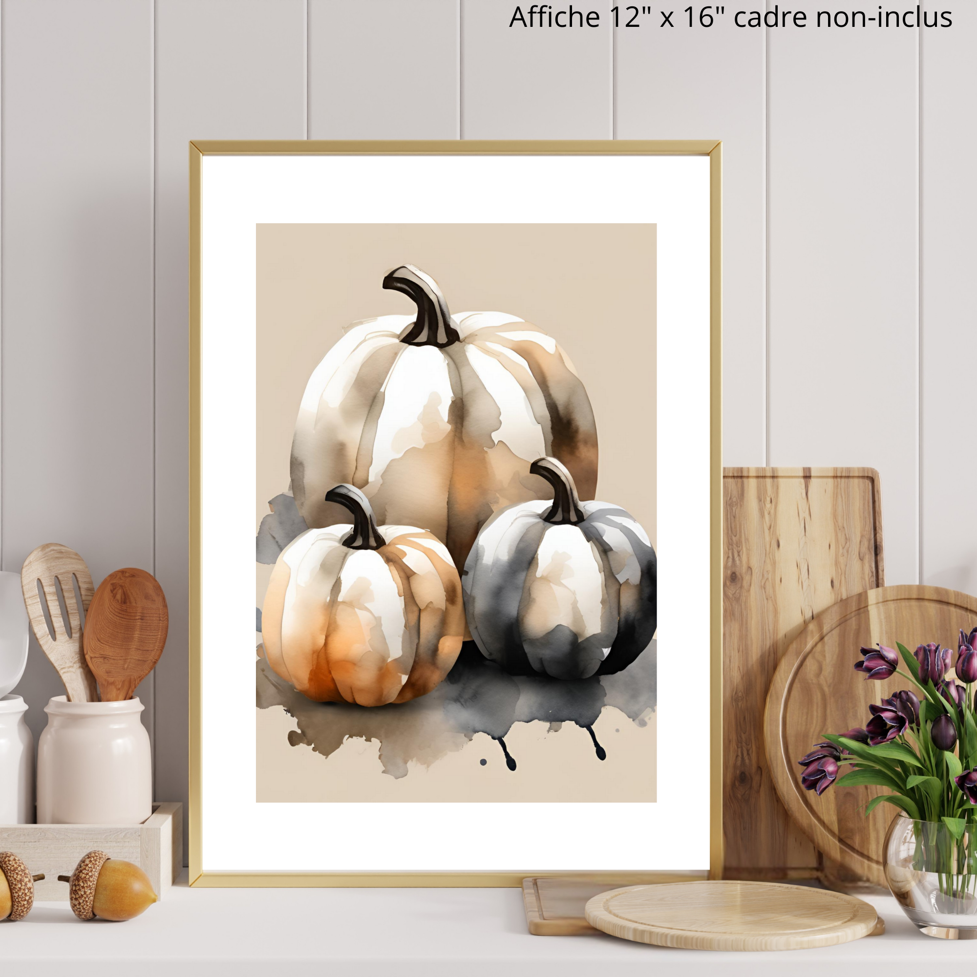 Sous un ciel d’octobre, quand les ombres s’allongent et que le vent murmure aux fenêtres, les trois citrouilles s’imposent comme une élégie visuelle. Peintes dans des tons profonds de charbon et de gris fumé, crème et terracotta, elles reposent sur un fond beige texturé, comme une silhouette au clair de lune.
S'agence parfaitement avec les affiches: Citrouille crème / Citrouille charcoal