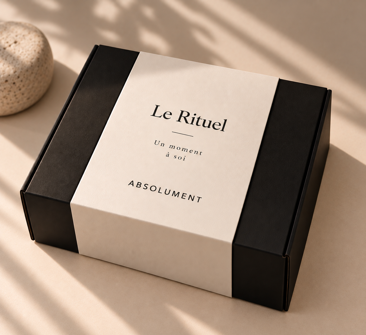 Coffret cadeau Le Rituel d’ABSOLUMENT .Boîte noire et fourreau crème portant l’inscription « Un moment à soi ».