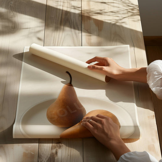 Cette affiche imprimée illustre deux poires complices déposées dans une assiette minimaliste. Les teintes chaleureuses et la lumière douce créant une atmosphère accueillante, invitant chacun à s’asseoir et à savourer un instant simple et gourmand.