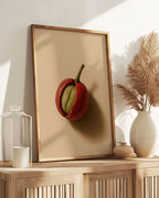 Cette affiche photo-réaliste artistique de grand format illustre une cerise de café subtilement ouverte laisse apparaître son grain vert encore intact, niché dans sa chair texturée. Le fruit n’est pas parfait et c’est ce qui le rend beau. Sa peau présente de fines irrégularités, comme cueillie à la main dans une plantation encore silencieuse.

La lumière rasante révèle les ombres naturelles et souligne chaque détail, offrant un rendu authentique et sensible. Sur fond beige rosé doux, cette œuvre évoque l’or