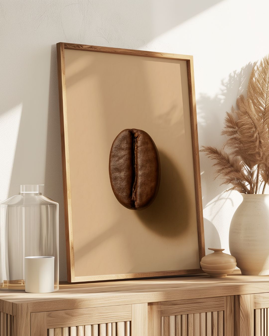 Cette affiche photo-réaliste artistique de grand format illustre un grain de café torréfaction moyenne capté comme une sculpture naturelle. Sa surface présente une patine craquelée et une matière riche, révélées par une lumière rasante sur un fond beige feutré L’image évoque la chaleur, le parfum latent, et ce moment précis où le café devient arôme.

Cette affiche minimaliste et organique rend hommage à la transformation du grain, dans une atmosphère silencieuse et tactile. Elle s’intègre parfaitement à un 