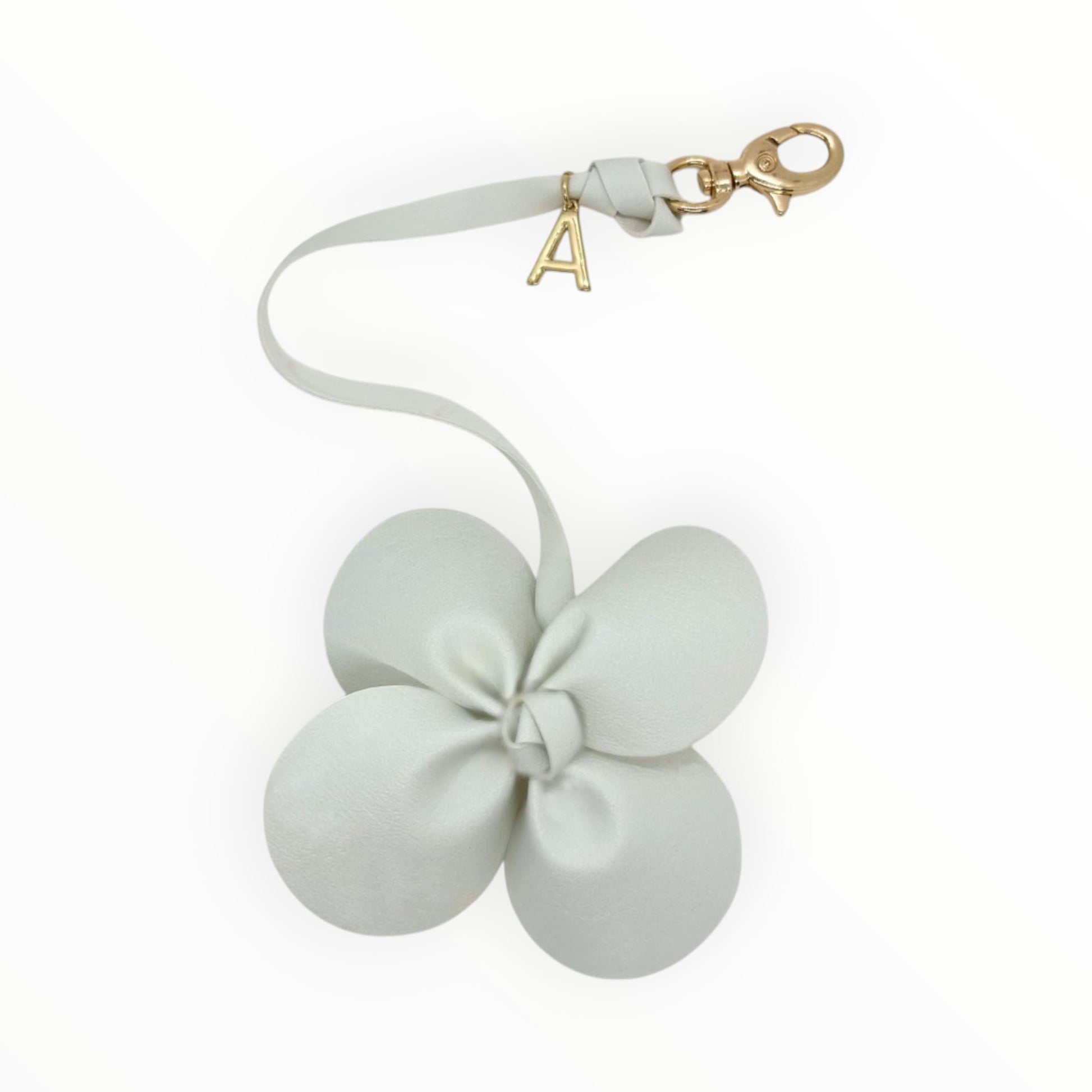 Breloque Fleur en simili cuir vegan de couleur blanche fait à la main. Avec petit fermoir à pince doré et logo Absolument doré