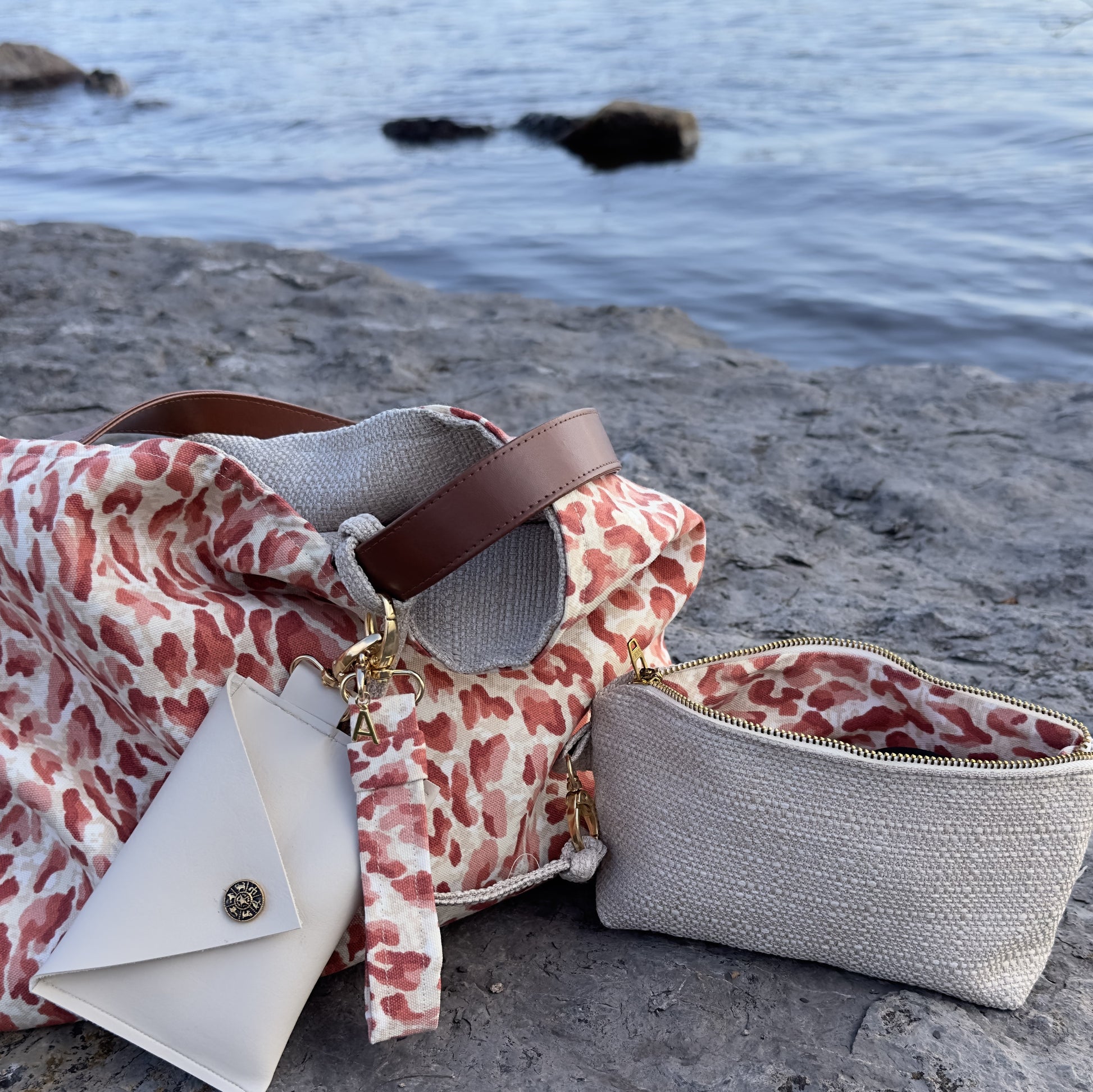 Absolument Sac réversible personnalisé avec pochette, porte cartes et porte clés  photographié au bord de l'eau.