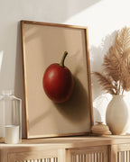 Cette affiche photo-réaliste artistique de grand format illustre une cerise de café photo-réaliste dans sa forme la plus pure. Sa peau lisse et rouge est captée dans une lumière douce, projetant des ombres naturelles sur un fond beige rosé. L’image rend hommage à l’origine du café, dans une esthétique minimaliste et sensorielle, sans texte ni encadrement.

Se mari à parfaitement avec les affiches:&nbsp; Cerise de café et son grain / Grain de café torréfaction moyenne