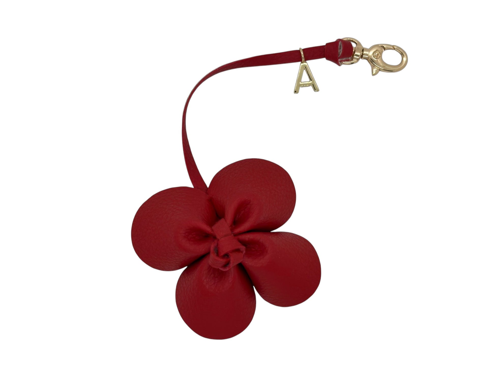 Breloque Fleur en simili cuir vegan de couleur rouge fait à la main. Avec petit fermoir à pince doré et logo Absolument doré