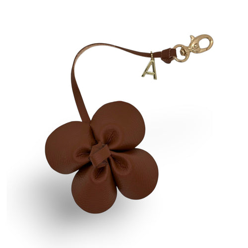 Breloque Fleur en simili cuir vegan de couleur Tan fait à la main. Avec petit fermoir à pince doré et logo Absolument doré