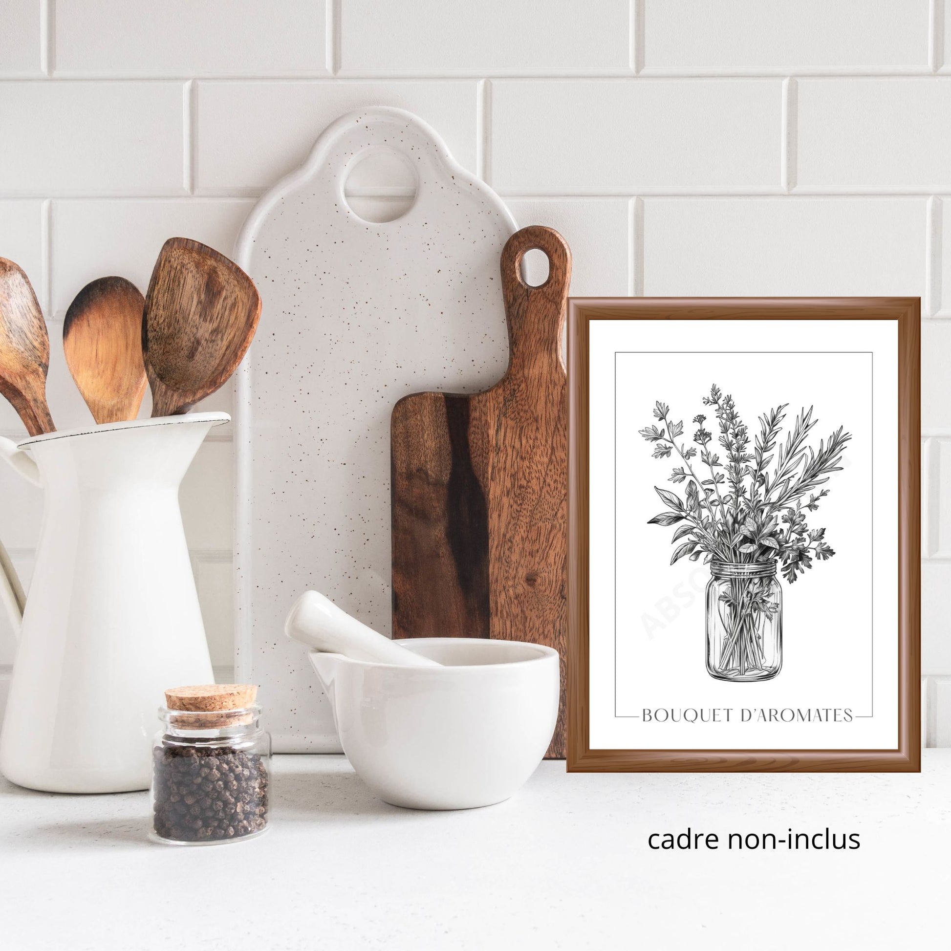 Apportez une touche naturelle et authentique à votre cuisine avec cette affiche représentant un bouquet d’herbes aromatiques (basilic, thym, romarin, coriandre…). Dessinée au crayon dans un style raffiné en noir et blanc, elle met en valeur la finesse des détails et s’intègre avec élégance à tous les styles de décoration.

S'agence parfaitement en duo avec l'affiche: Bouquet d'agrumes/ Bouquet floral



*AFFICHE SEULEMENT (CADRE NON-INCLUS) *

Dimensions:; 9" x 12" (22,9 cm x 30,5 cm) 