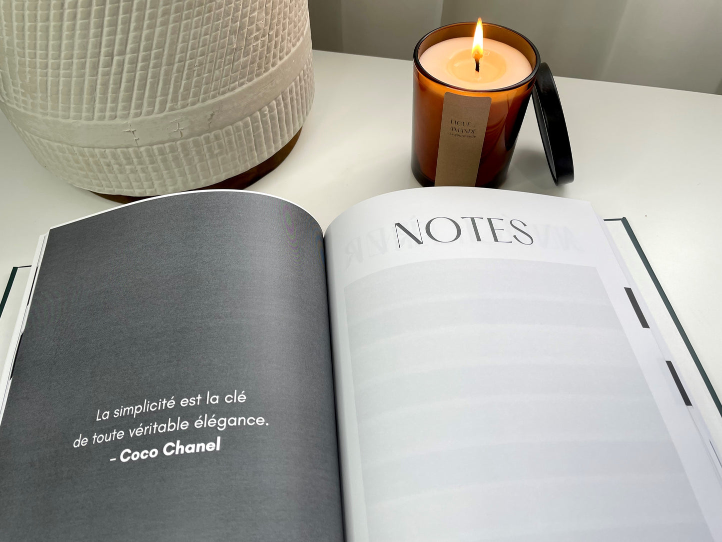 Intérieur du guide Design Cuisine par Absolu Design - Planificateur de rénovation avec notes et citation de Coco Chanel

