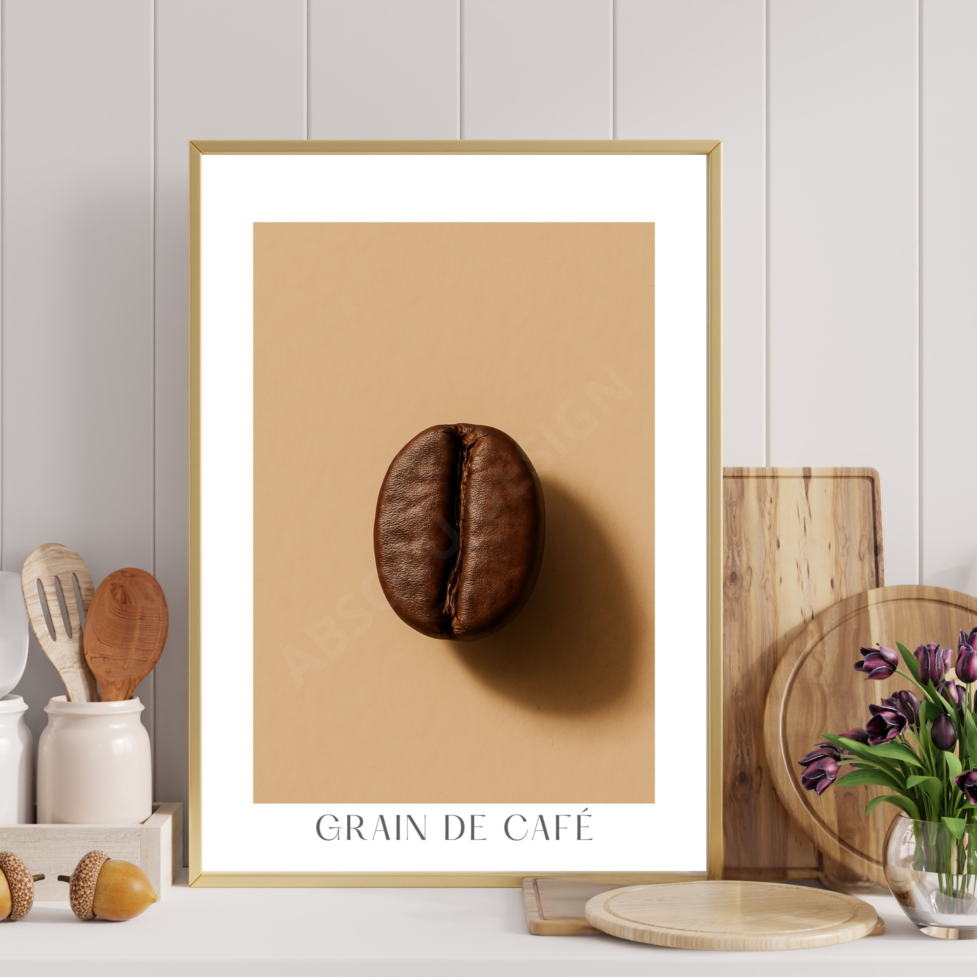 Cette affiche photo-réaliste artistique de grand format illustre un grain de café torréfaction moyenne capté comme une sculpture naturelle. Sa surface présente une patine craquelée et une matière riche, révélées par une lumière rasante sur un fond beige feutré L’image évoque la chaleur, le parfum latent, et ce moment précis où le café devient arôme.

Cette affiche minimaliste et organique rend hommage à la transformation du grain, dans une atmosphère silencieuse et tactile. Elle s’intègre parfaitement à un 