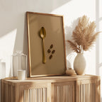 Cette affiche évoque le rituel matinal tout en délicatesse et style. Capturé dans un esprit minimaliste, une cuillère à café dorée et quelques grains de café suffit pour créer une ambiance caféinée qui respire la tranquillité...Une tranquillité qui vaut de l'or.

Cette affiche 12" x18"  s’intègre parfaitement à tous les styles de cuisines; contemporain, épuré, minimaliste, champêtre, ou, rustique.&nbsp;&nbsp;