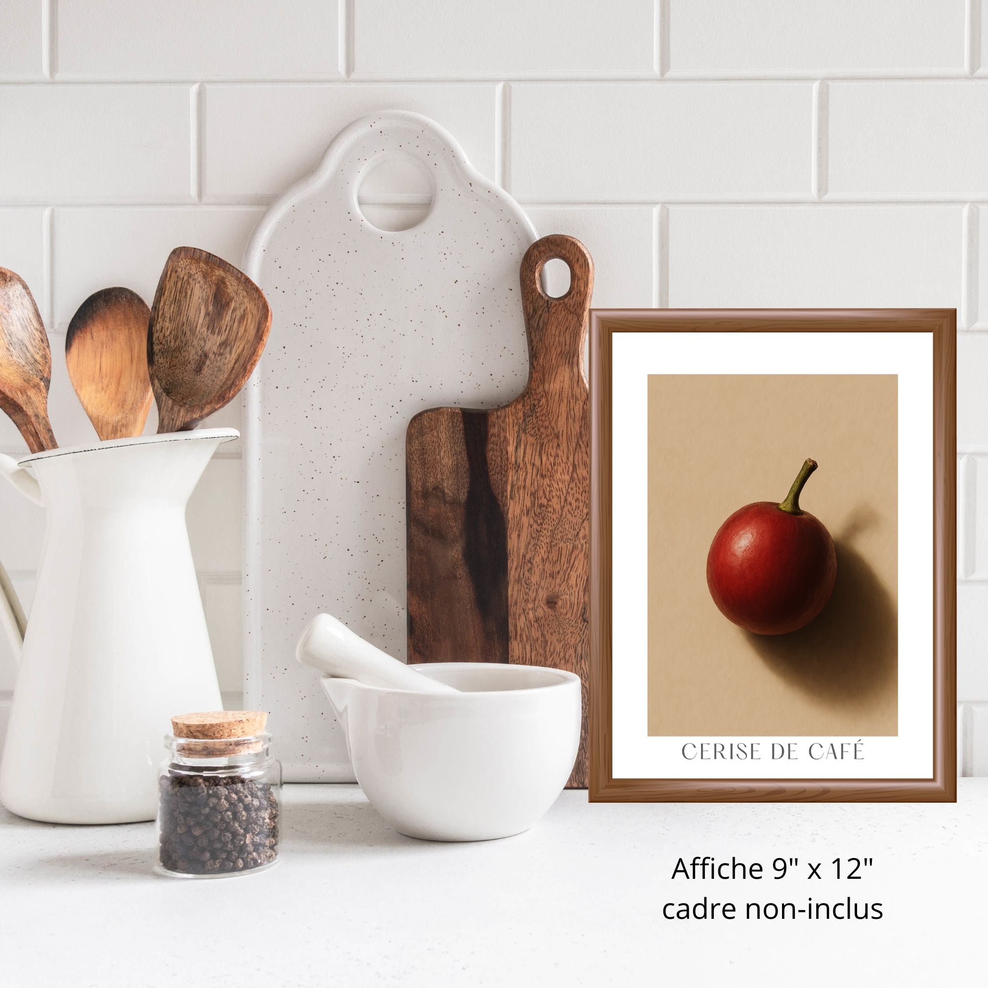 Cette affiche photo-réaliste artistique de grand format illustre une cerise de café photo-réaliste dans sa forme la plus pure. Sa peau lisse et rouge est captée dans une lumière douce, projetant des ombres naturelles sur un fond beige rosé. L’image rend hommage à l’origine du café, dans une esthétique minimaliste et sensorielle, sans texte ni encadrement.

Se mari à parfaitement avec les affiches:&nbsp; Cerise de café et son grain / Grain de café torréfaction moyenne