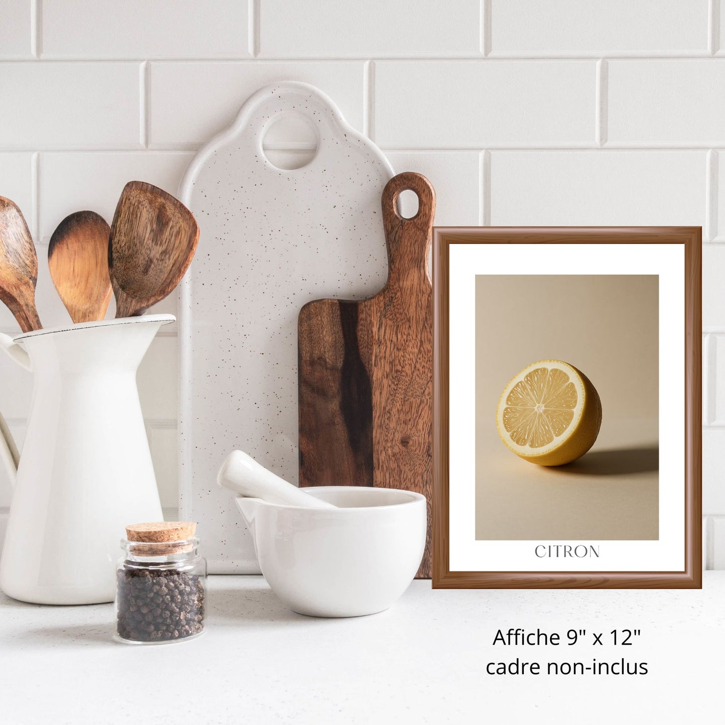 Cette affiche photo-réaliste artistique de grand format illustre un citron vibrant, à peine posé dans la lumière du matin, capturé avec réalisme et poésie. L'affiche évoque la fraîcheur acidulée d'un fruit encore gorgé de soleil. Son fond beige rosé doux amplifie le contraste et laisse le citron respirer sur la surface.

S'agence parfaitement avec les affiches: Figue / Branche d'olivier