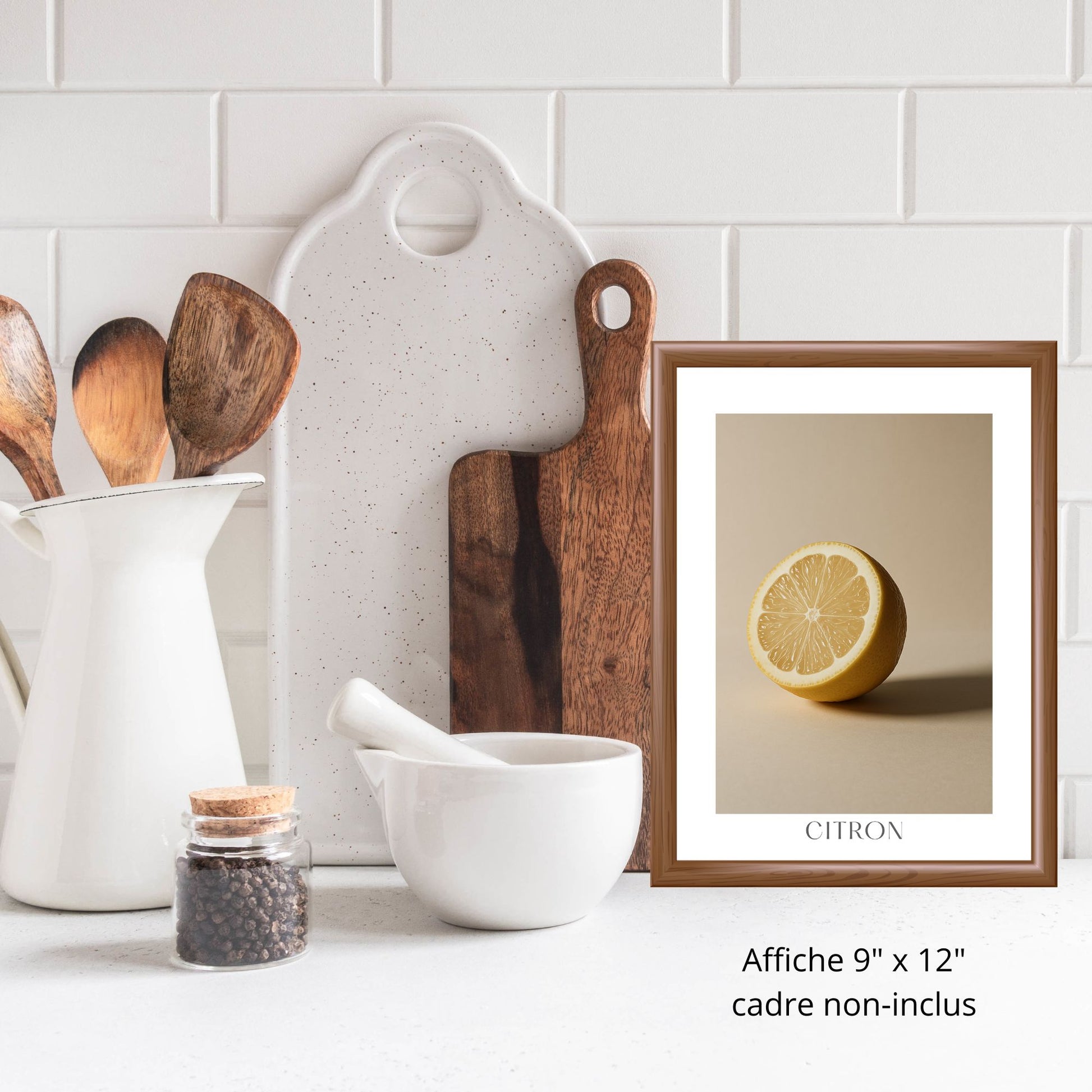 Cette affiche photo-réaliste artistique de grand format illustre un citron vibrant, à peine posé dans la lumière du matin, capturé avec réalisme et poésie. L'affiche évoque la fraîcheur acidulée d'un fruit encore gorgé de soleil. Son fond beige rosé doux amplifie le contraste et laisse le citron respirer sur la surface.

S'agence parfaitement avec les affiches: Figue / Branche d'olivier