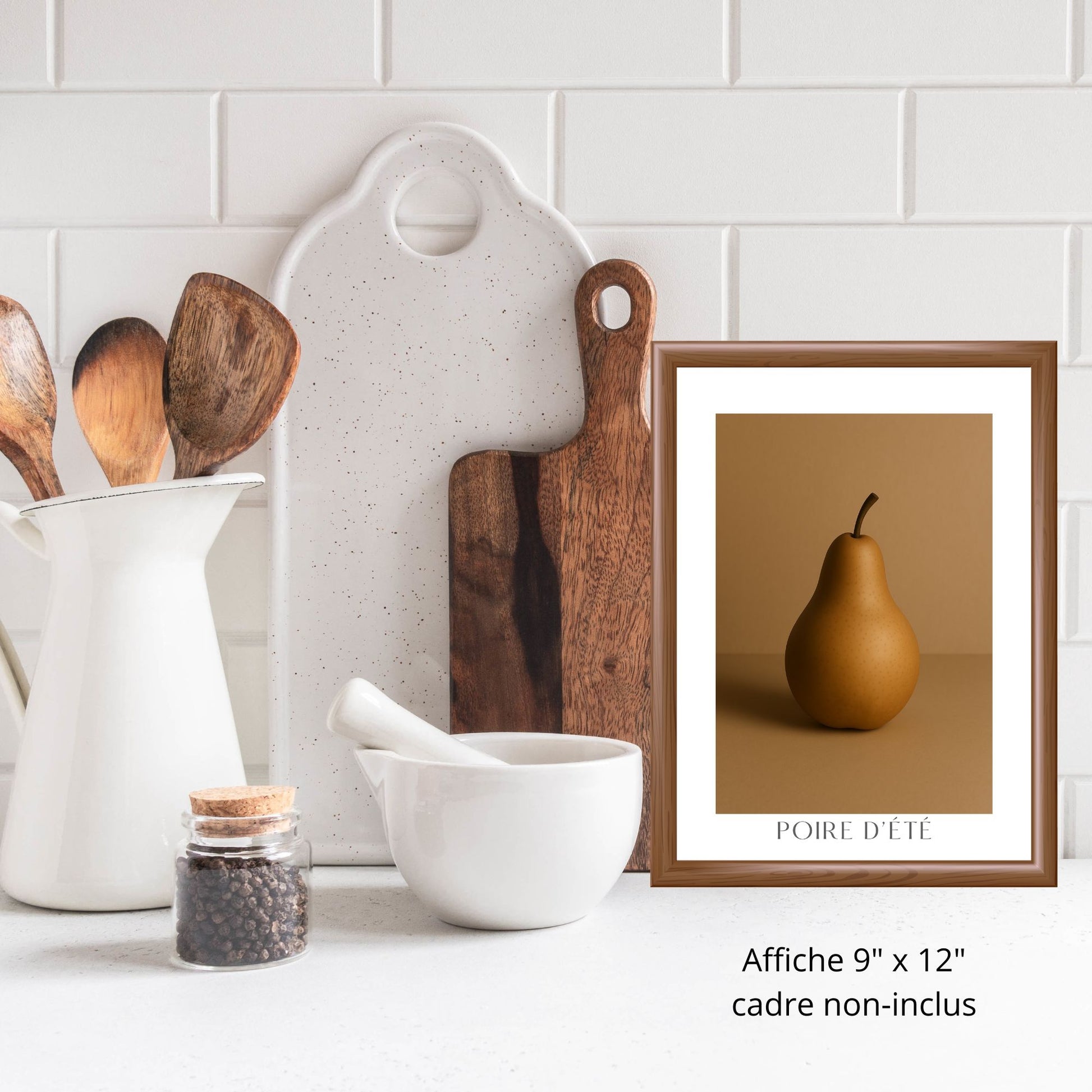 Une douceur posée dans la lumière.
Cette affiche minimaliste capture la beauté naturelle d’une poire, simplement déposée sur un fond beige chaleureux. Une composition apaisante, empreinte de tendresse et de lumière douce, qui trouve sa place dans une cuisine au style épuré et poétique.

* AFFICHE SEULEMENT*

S'agence parfaitement avec les affiches: Poire à l'aube&nbsp; /&nbsp; &nbsp;Gingembre Sculptural