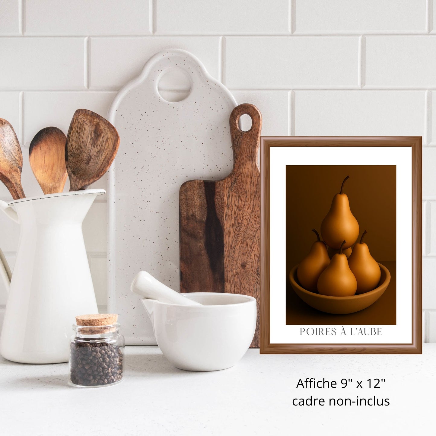 Cinq poires baignées d’une lumière paisible. Leur peau douce reflète les tons
&nbsp;feutrés du matin; ocre, beige et un soupçon de doré. La composition évoque le
&nbsp;calme de l’aube, la cuisine lente, les gestes tendres. Une image à déguster,
&nbsp;comme une première bouchée de fruit au lever du soleil.