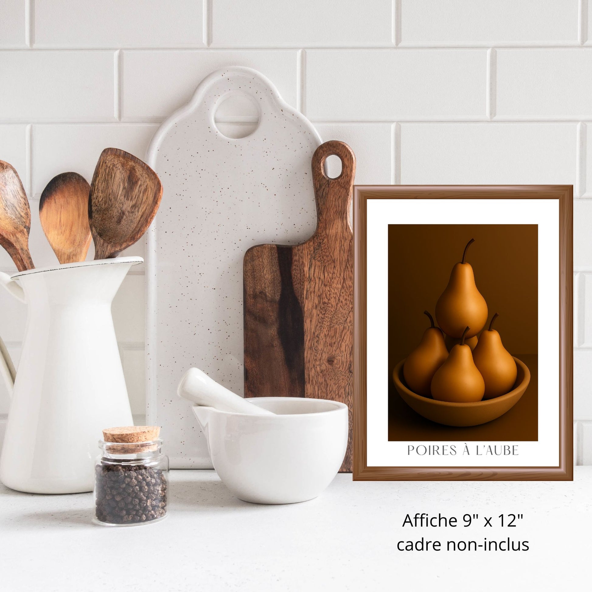 Cinq poires baignées d’une lumière paisible. Leur peau douce reflète les tons
&nbsp;feutrés du matin; ocre, beige et un soupçon de doré. La composition évoque le
&nbsp;calme de l’aube, la cuisine lente, les gestes tendres. Une image à déguster,
&nbsp;comme une première bouchée de fruit au lever du soleil.