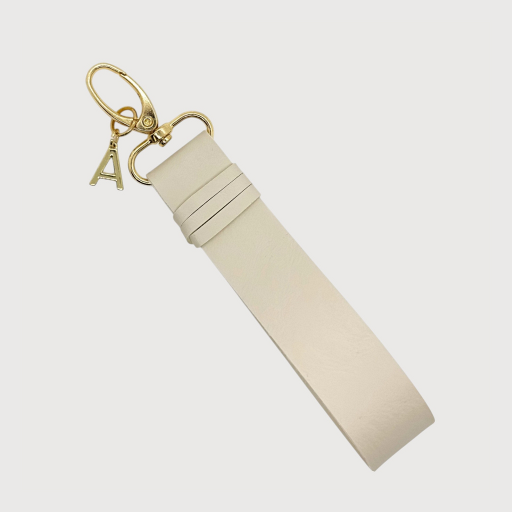Absolument Porte Clés en simili cuir Vegan fait à la main

Parce que chaque détail compte, le porte-clés Absolument est l’accessoire parfait pour rehausser vos essentiels du quotidien. Fabriqué à la main en simili cuir végan, il allie style, conscience et praticité. Son fermoir à pince doré vous permet de l’attacher facilement à votre sac, pochette ou trousseau. Avec  Notre logo "A" doré

Dimensions

5 ½ x 1 pouces (env. 14 x 2,5 cm);

À offrir ou à s’offrir, pour un clin d’œil 