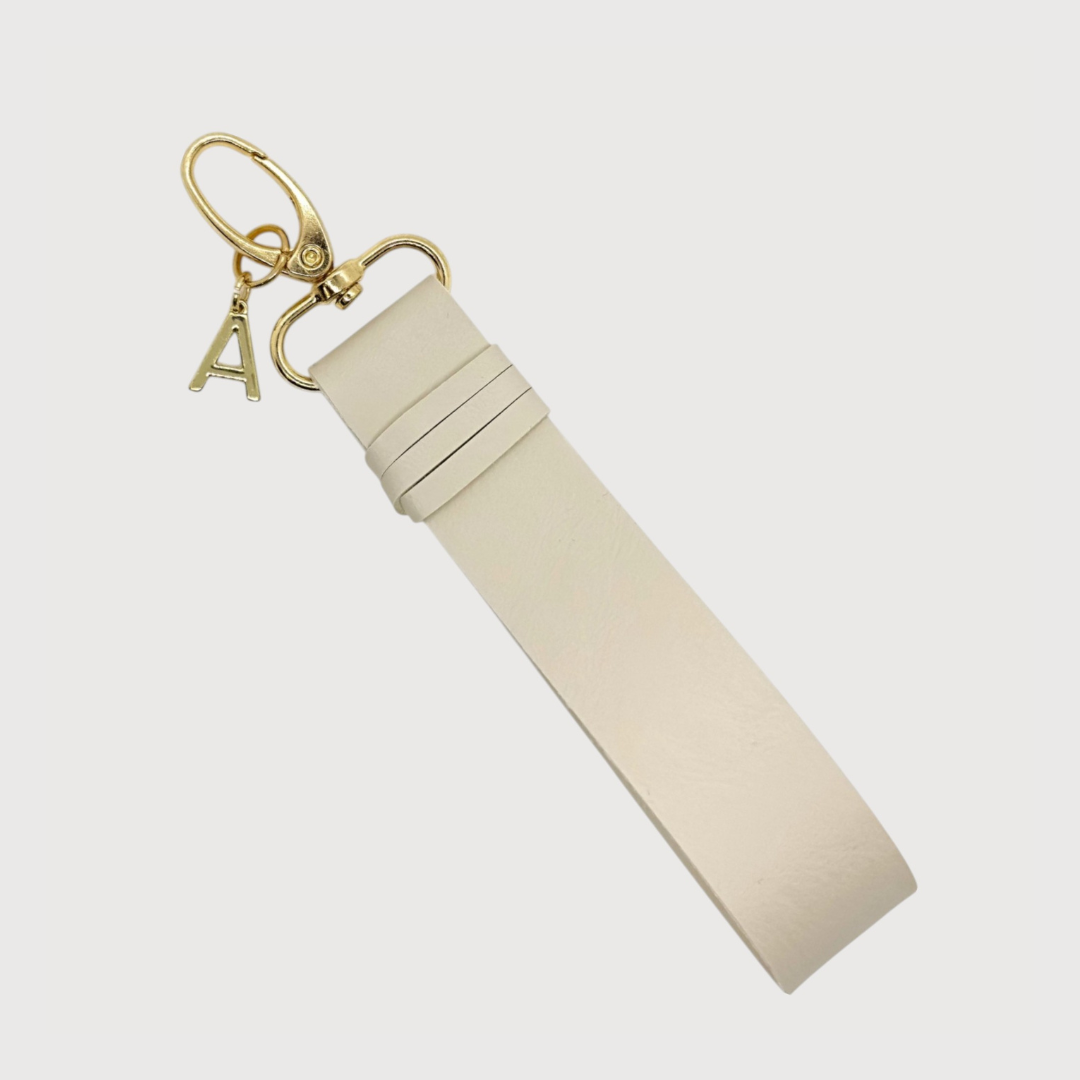 Absolument Porte Clés en simili cuir Vegan fait à la main

Parce que chaque détail compte, le porte-clés Absolument est l’accessoire parfait pour rehausser vos essentiels du quotidien. Fabriqué à la main en simili cuir végan, il allie style, conscience et praticité. Son fermoir à pince doré vous permet de l’attacher facilement à votre sac, pochette ou trousseau. Avec  Notre logo "A" doré

Dimensions

5 ½ x 1 pouces (env. 14 x 2,5 cm);

À offrir ou à s’offrir, pour un clin d’œil 