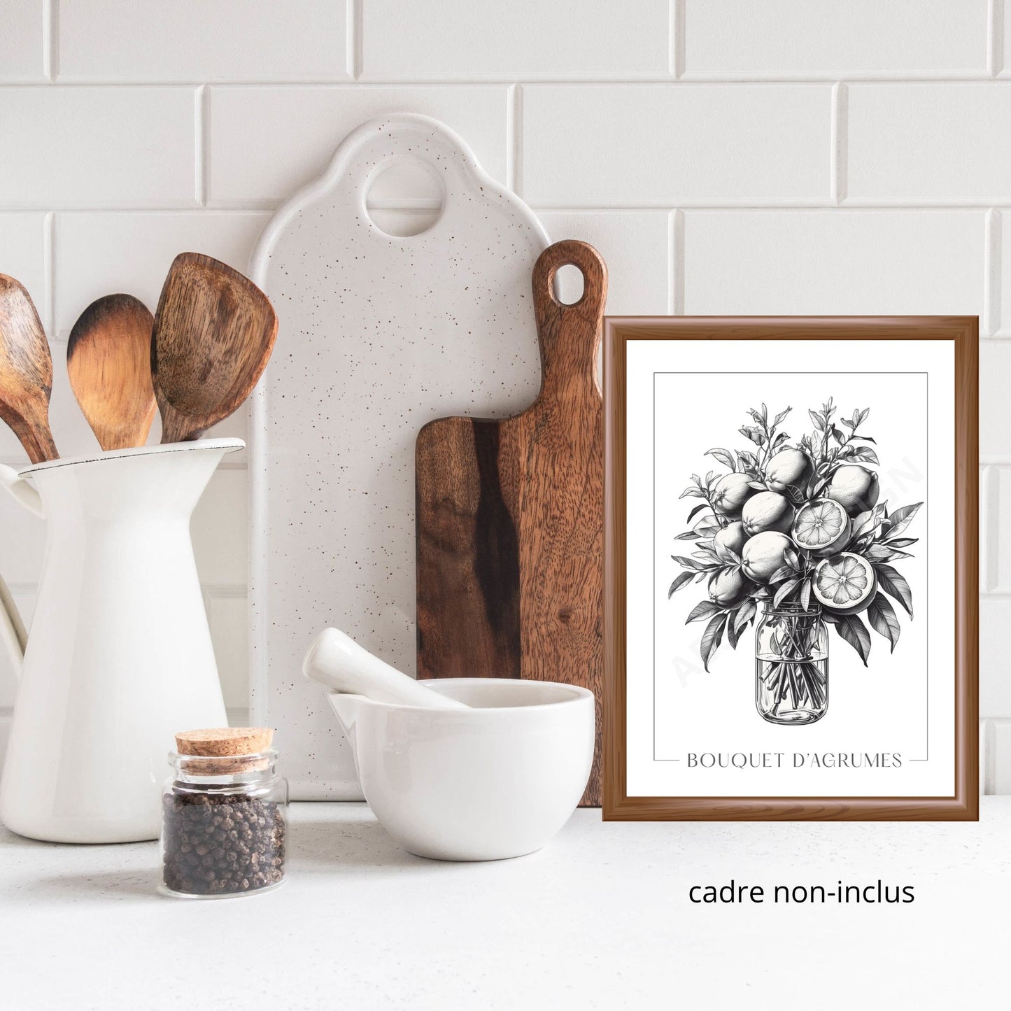 Apportez une touche de fraîcheur et d’élégance à votre intérieur avec cette affiche représentant un bouquet d’agrumes. Dessinée au crayon dans un style raffiné en noir et blanc, elle met en valeur chaque détail avec délicatesse et sobriété. Son esthétique intemporelle en fait une pièce décorative idéale pour sublimer la cuisine ou la salle à manger.