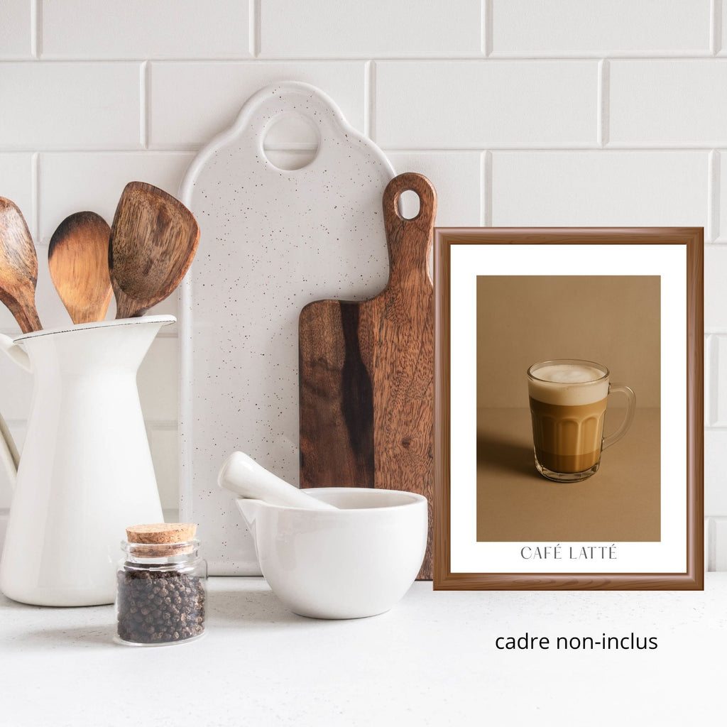Apportez chaleur et réconfort à votre cuisine ou coin café avec cette affiche minimaliste mettant en vedette un café latté capturé dans une mise en scène feutrée douce et enveloppante dans les teintes de moka et vanille.

Cette affiche café latté 9" x 12" s’intègre parfaitement à tous les styles de cuisines; contemporain, épuré, minimaliste, champêtre, ou, rustique.&nbsp;&nbsp;