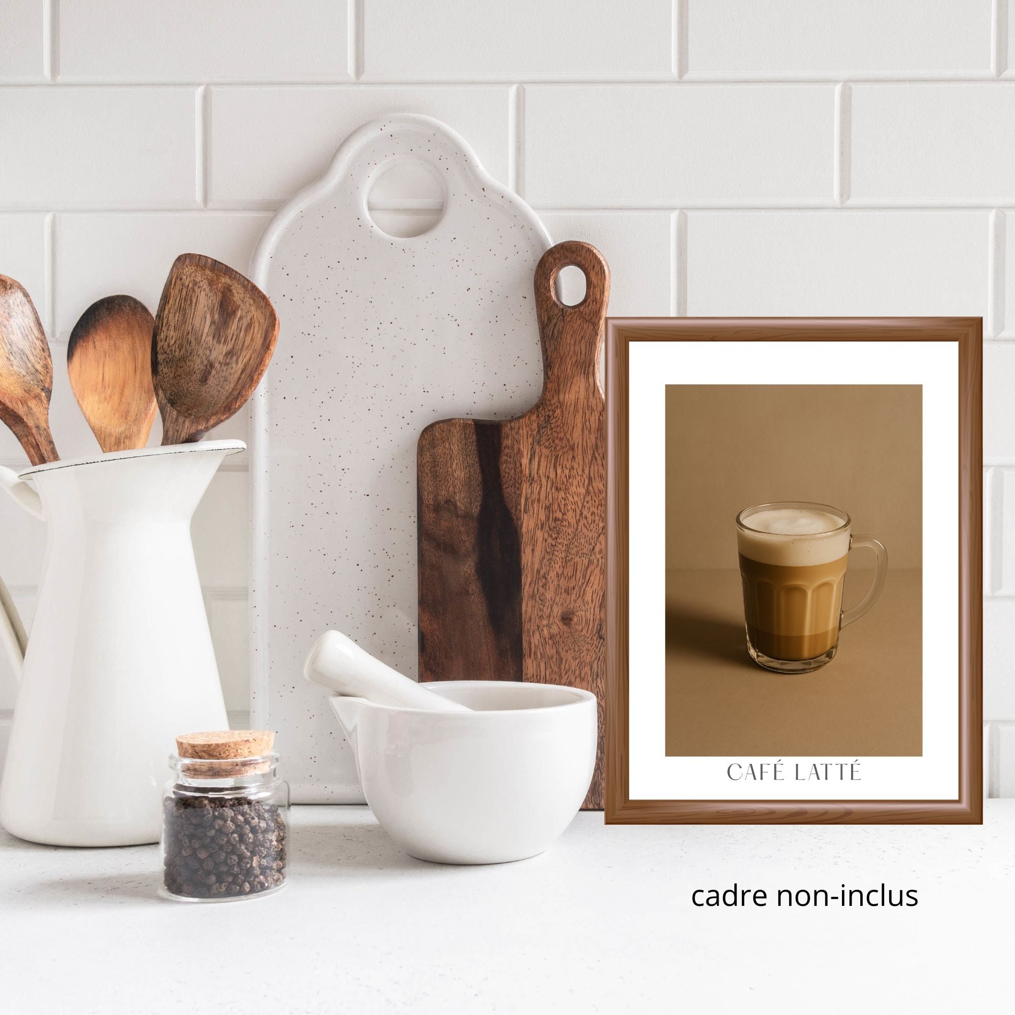 Apportez chaleur et réconfort à votre cuisine ou coin café avec cette affiche minimaliste mettant en vedette un café latté capturé dans une mise en scène feutrée douce et enveloppante dans les teintes de moka et vanille.

Cette affiche café latté 9" x 12" s’intègre parfaitement à tous les styles de cuisines; contemporain, épuré, minimaliste, champêtre, ou, rustique.&nbsp;&nbsp;