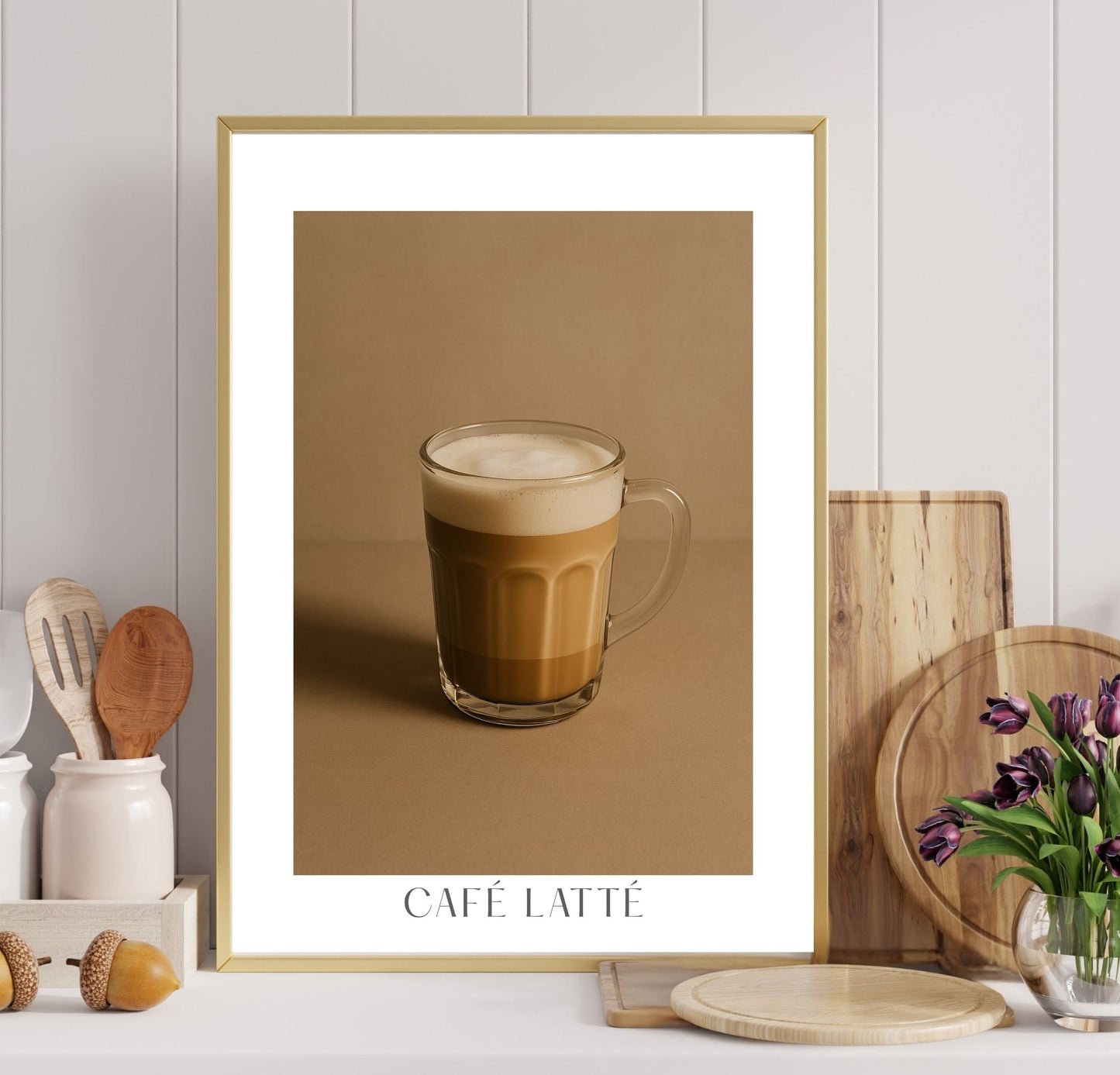 Apportez chaleur et réconfort à votre cuisine ou coin café avec cette affiche minimaliste mettant en vedette un café latté capturé dans une mise en scène feutrée douce et enveloppante dans les teintes de moka et vanille.

Cette affiche s’intègre parfaitement à tous les styles de cuisines; contemporain, épuré, minimaliste, champêtre, ou, rustique.&nbsp;&nbsp;