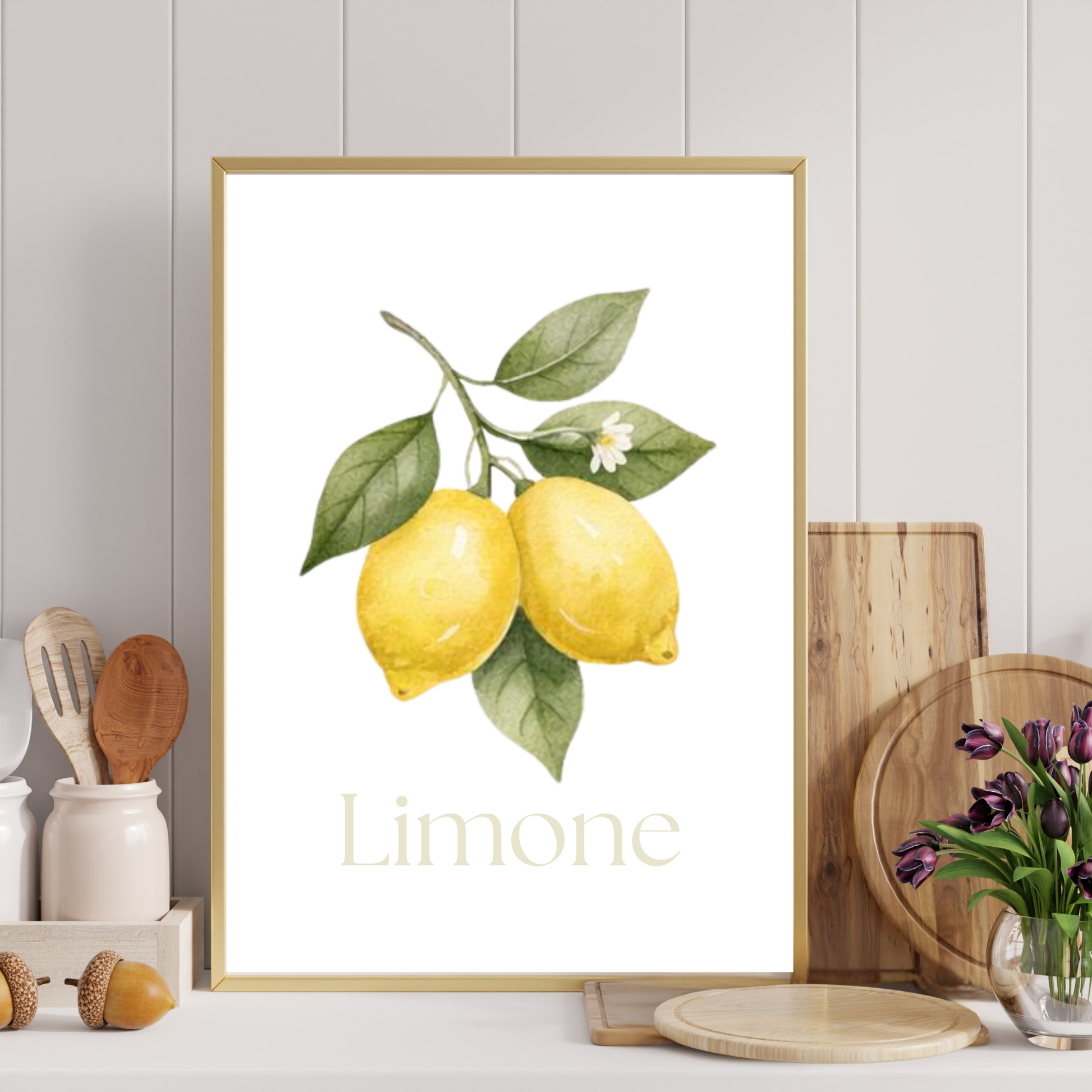 Apportez une sensation de fraîcheur lumineuse à votre intérieur avec Limoni. Inspirée des paysages ensoleillés de la côte italienne, cette affiche évoque la simplicité élégante et l’art de vivre méditerranéen. Son design épuré s’intègre naturellement aux décors contemporains et minimalistes, tout en ajoutant une touche chaleureuse.

Une pièce parfaite pour illuminer une cuisine, un coin repas ou tout espace qui appelle la lumière.

S'agence parfaitement avec les affiches: Agrumi / Arancia

* AFFICHE SEULEME