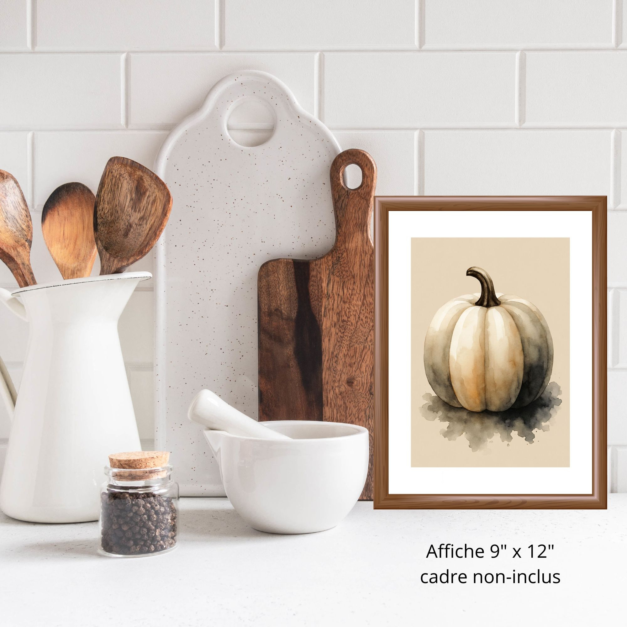Quand octobre s’installe et que les feuilles dansent au vent, l'affiche "Citrouille crème"&nbsp;aux tons feutrés de crème, terracotta et charbon évoque les douceurs de l’Halloween sans jamais sombrer dans le cliché.&nbsp;

S'agence parfaitement avec les affiches: Citrouille charcoal / Trois citrouilles