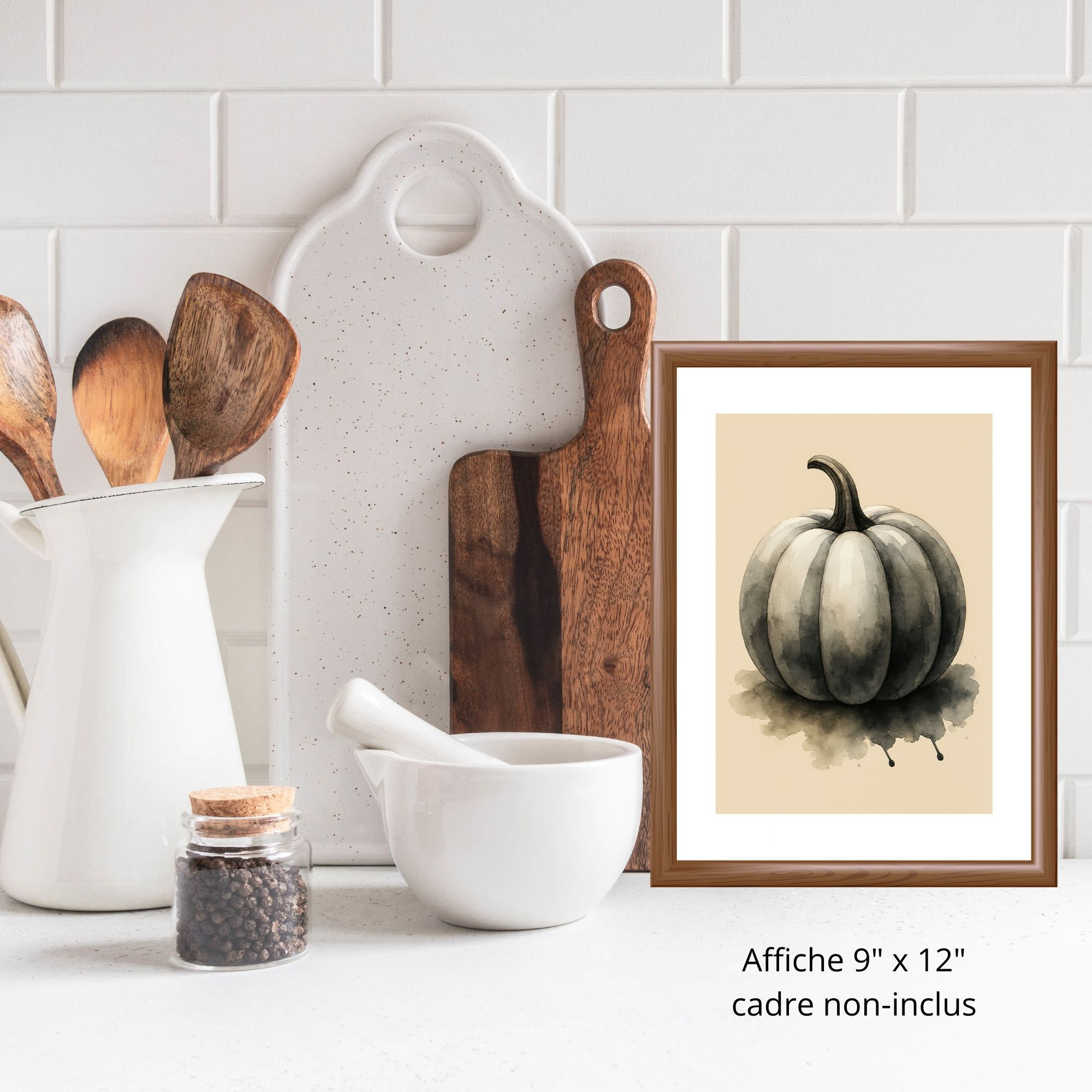 Sous un ciel d’octobre, quand les ombres s’allongent et que le vent murmure aux fenêtres, la « Citrouille noire » s’impose comme une élégie visuelle. Peinte dans des tons profonds de charbon et de gris fumé, elle repose sur un fond beige texturé, comme une silhouette au clair de lune.

S'agence parfaitement avec les affiches:&nbsp; Citrouille crème /&nbsp; Trois citrouilles