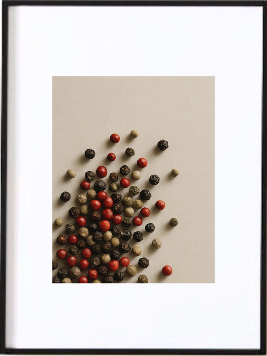 Un équilibre parfait entre couleur, texture et intensité.
Cette affiche prête à être encadrée rassemble quatre variétés de poivres: noir, blanc, vert et baies roses dans une composition artistique et organique. Une œuvre sobrement éclatante qui ajoute une touche de profondeur et de chaleur à votre décor culinaire.