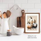 Sous un ciel d’octobre, quand les ombres s’allongent et que le vent murmure aux fenêtres, les trois citrouilles s’imposent comme une élégie visuelle. Peintes dans des tons profonds de charbon et de gris fumé, crème et terracotta, elles reposent sur un fond beige texturé, comme une silhouette au clair de lune.

S'agence parfaitement avec les affiches: Citrouille crème / Citrouille charcoal