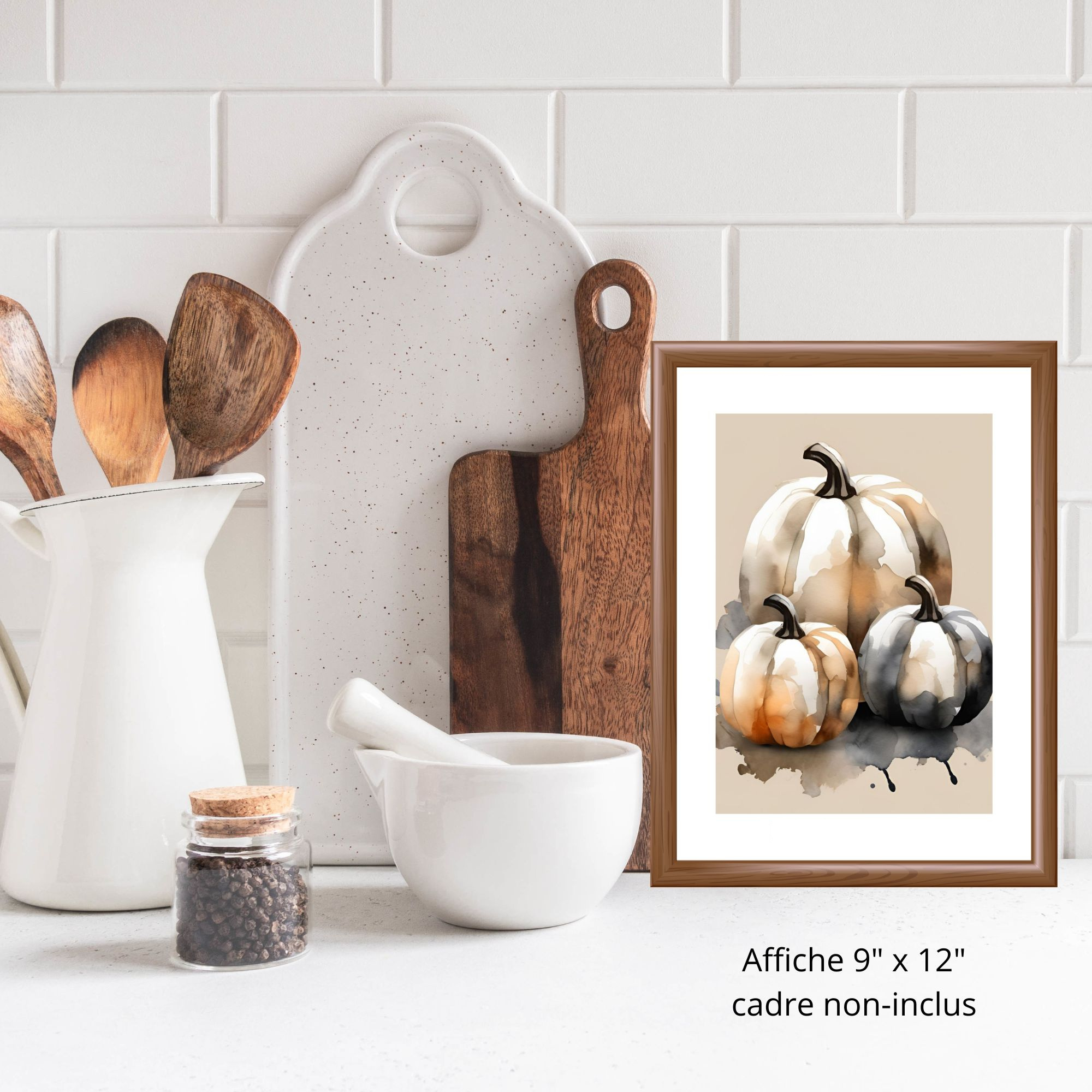 Sous un ciel d’octobre, quand les ombres s’allongent et que le vent murmure aux fenêtres, les trois citrouilles s’imposent comme une élégie visuelle. Peintes dans des tons profonds de charbon et de gris fumé, crème et terracotta, elles reposent sur un fond beige texturé, comme une silhouette au clair de lune.

S'agence parfaitement avec les affiches: Citrouille crème / Citrouille charcoal