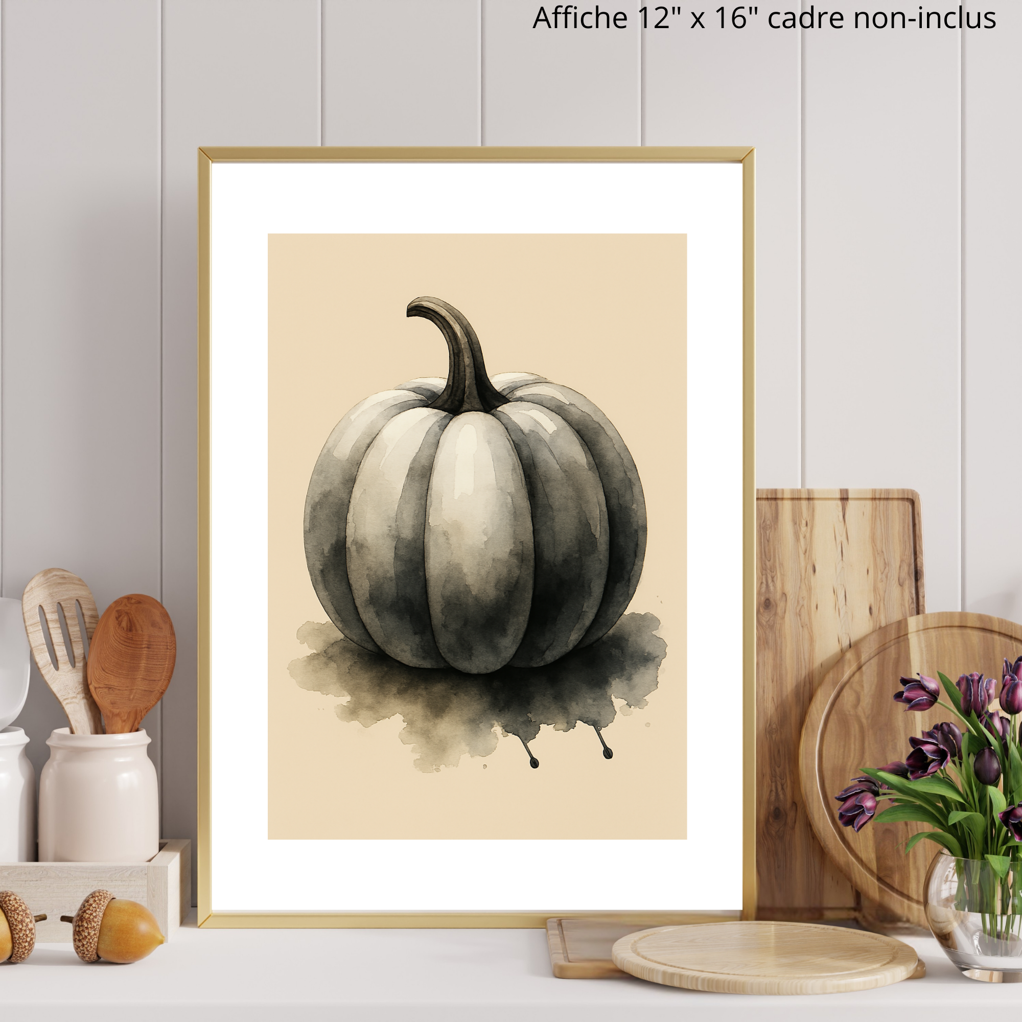 Sous un ciel d’octobre, quand les ombres s’allongent et que le vent murmure aux fenêtres, la « Citrouille noire » s’impose comme une élégie visuelle. Peinte dans des tons profonds de charbon et de gris fumé, elle repose sur un fond beige texturé, comme une silhouette au clair de lune.

S'agence parfaitement avec les affiches:&nbsp; Citrouille crème /&nbsp; Trois citrouilles