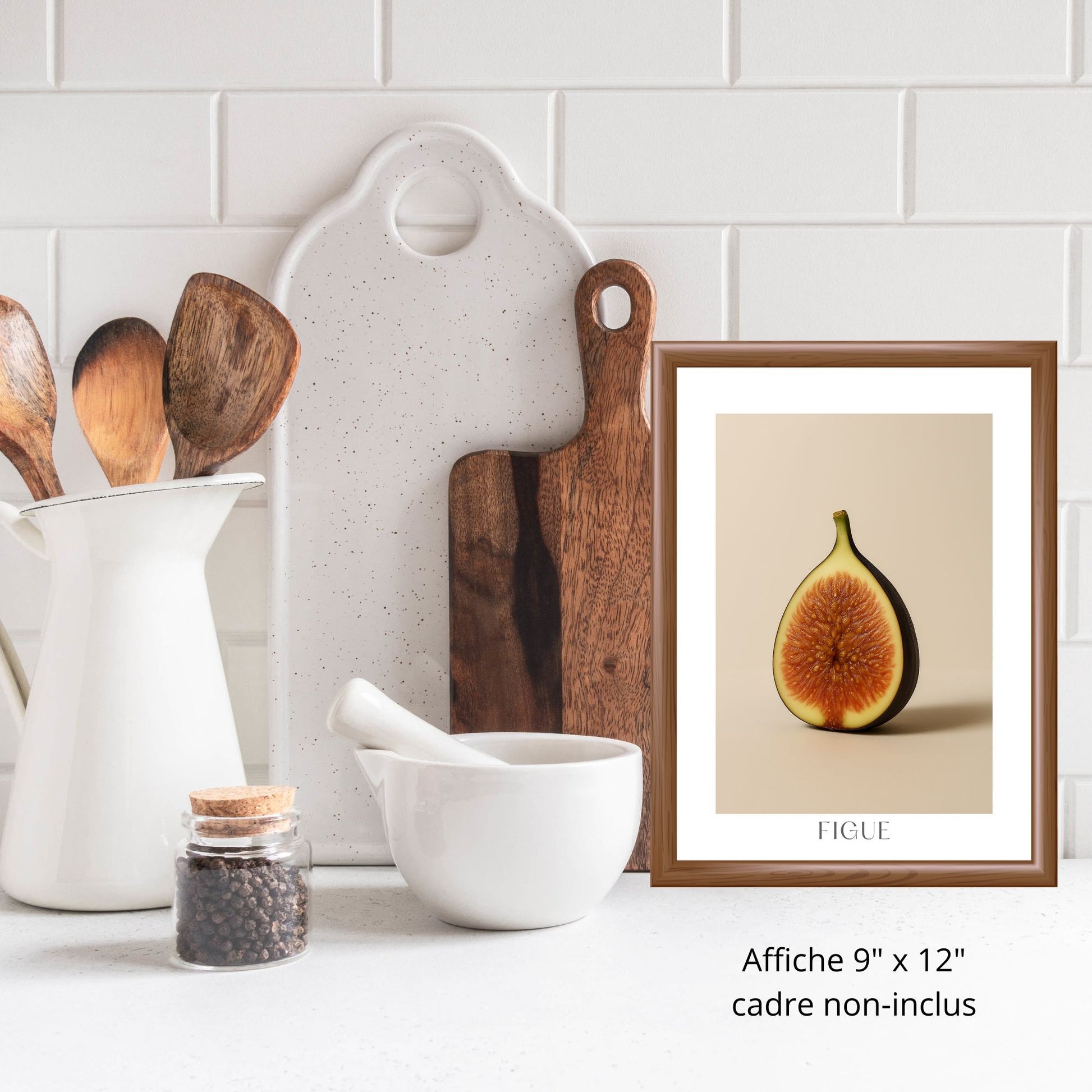 Cette affiche photo-réaliste artistique de grand format illustre met en scène une figue coupée comme une œuvre vivante. L’affiche évoque la chaleur du sud, la douceur du fruit mûr et la beauté des imperfections naturelles.

S'agence parfaitement avec les affiches:&nbsp; Citron / Branche d'olivier