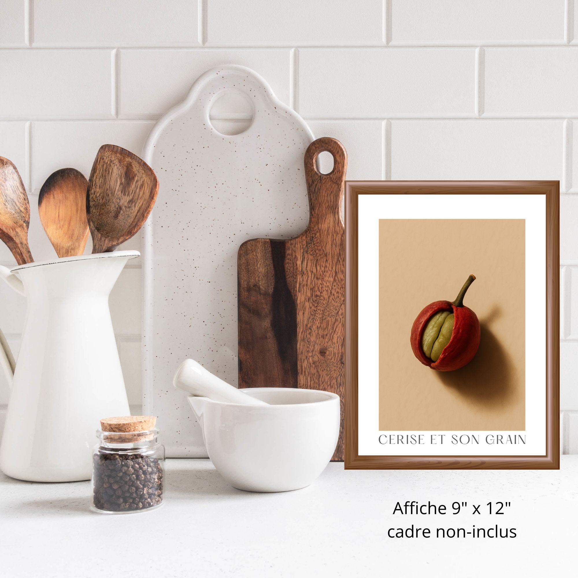 Cette affiche photo-réaliste artistique de grand format illustre une cerise de café subtilement ouverte laisse apparaître son grain vert encore intact, niché dans sa chair texturée. Le fruit n’est pas parfait et c’est ce qui le rend beau. Sa peau présente de fines irrégularités, comme cueillie à la main dans une plantation encore silencieuse.

La lumière rasante révèle les ombres naturelles et souligne chaque détail, offrant un rendu authentique et sensible. Sur fond beige rosé doux, cette œuvre évoque l’or