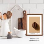 Cette affiche photo-réaliste artistique de grand format illustre un grain de café torréfaction moyenne capté comme une sculpture naturelle. Sa surface présente une patine craquelée et une matière riche, révélées par une lumière rasante sur un fond beige feutré L’image évoque la chaleur, le parfum latent, et ce moment précis où le café devient arôme.

Cette affiche minimaliste et organique rend hommage à la transformation du grain, dans une atmosphère silencieuse et tactile. Elle s’intègre parfaitement à un 