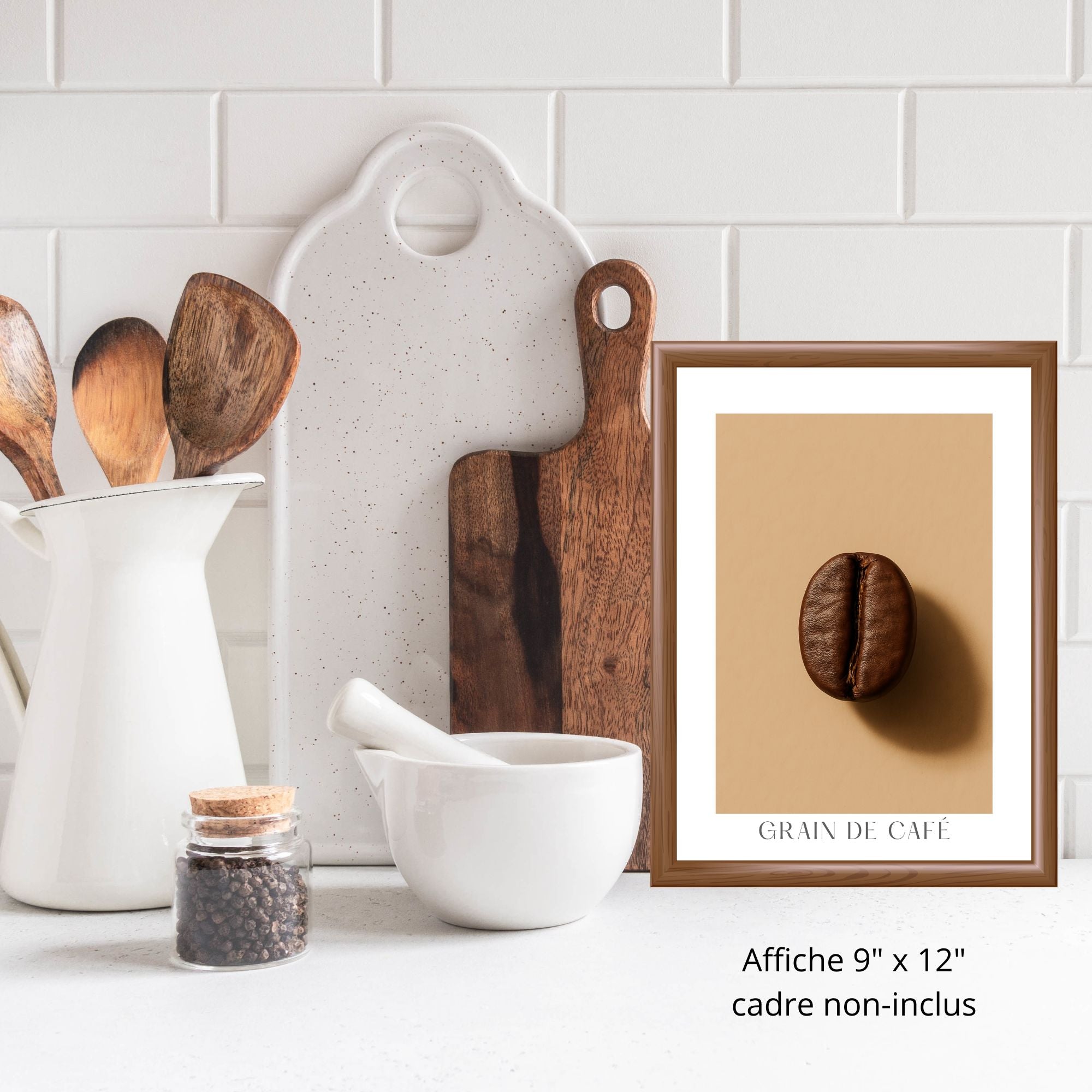Cette affiche photo-réaliste artistique de grand format illustre un grain de café torréfaction moyenne capté comme une sculpture naturelle. Sa surface présente une patine craquelée et une matière riche, révélées par une lumière rasante sur un fond beige feutré L’image évoque la chaleur, le parfum latent, et ce moment précis où le café devient arôme.

Cette affiche minimaliste et organique rend hommage à la transformation du grain, dans une atmosphère silencieuse et tactile. Elle s’intègre parfaitement à un 