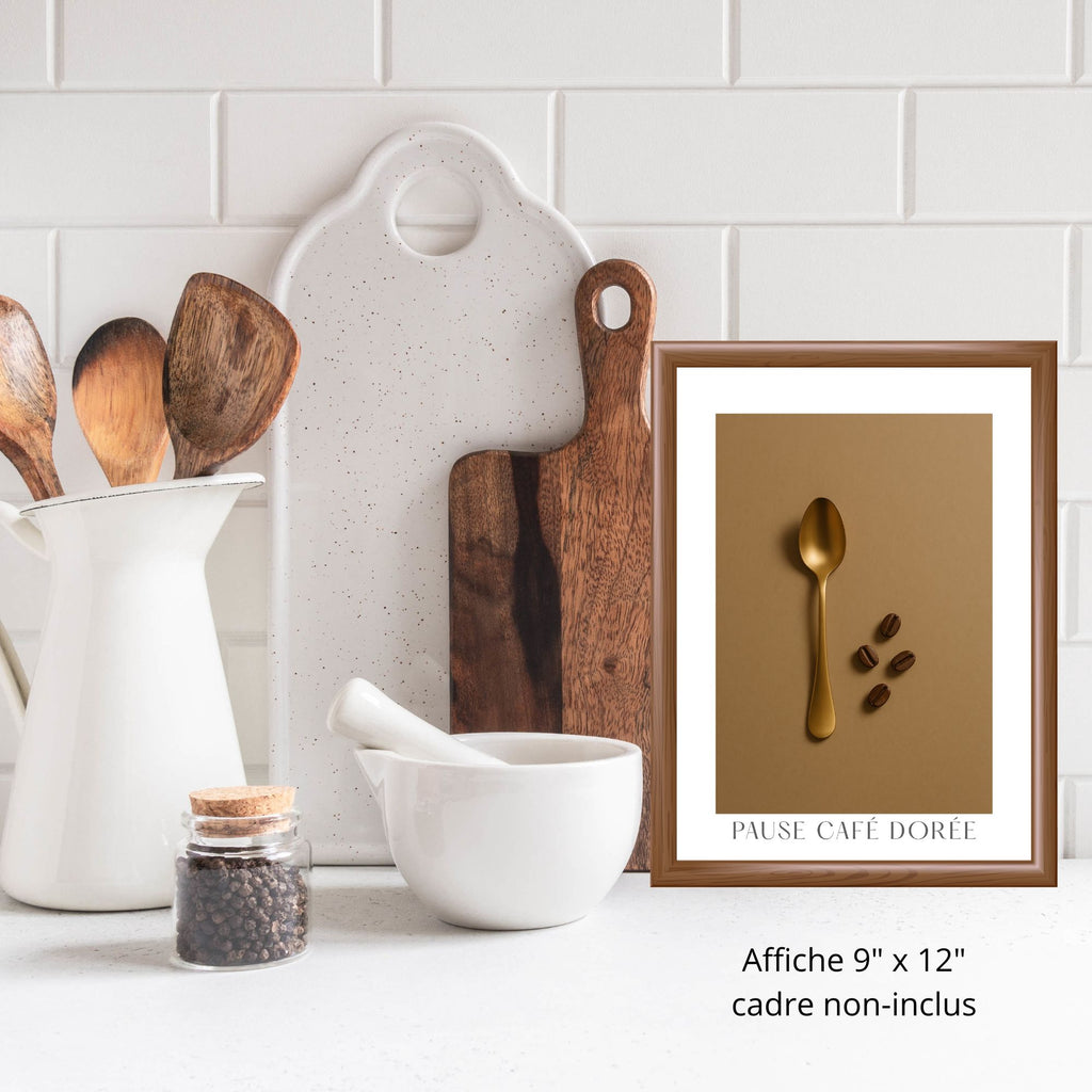Cette affiche évoque le rituel matinal tout en délicatesse et style. Capturé dans un esprit minimaliste, une cuillère à café dorée et quelques grains de café suffit pour créer une ambiance caféinée qui respire la tranquillité...Une tranquillité qui vaut de l'or.

Cette affiche 9" x12" s’intègre parfaitement à tous les styles de cuisines; contemporain, épuré, minimaliste, champêtre, ou, rustique.&nbsp;&nbsp;