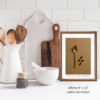 Cette affiche évoque le rituel matinal tout en délicatesse et style. Capturé dans un esprit minimaliste, une cuillère à café dorée et quelques grains de café suffit pour créer une ambiance caféinée qui respire la tranquillité...Une tranquillité qui vaut de l'or.

Cette affiche 9" x12" s’intègre parfaitement à tous les styles de cuisines; contemporain, épuré, minimaliste, champêtre, ou, rustique.&nbsp;&nbsp;