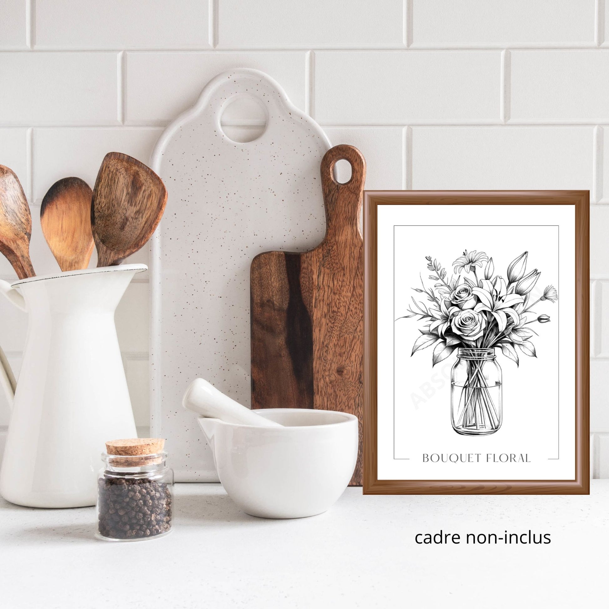 Sobre et délicate, cette affiche met en valeur un bouquet floral dessiné au crayon dans un style raffiné en noir et blanc. Son esthétique minimaliste et intemporelle en fait une pièce parfaite pour ajouter une note artistique et élégante à votre décoration intérieure.

S'agence parfaitement en duo avec l'affiche: Bouquet d'agrumes/ Bouquet aromates