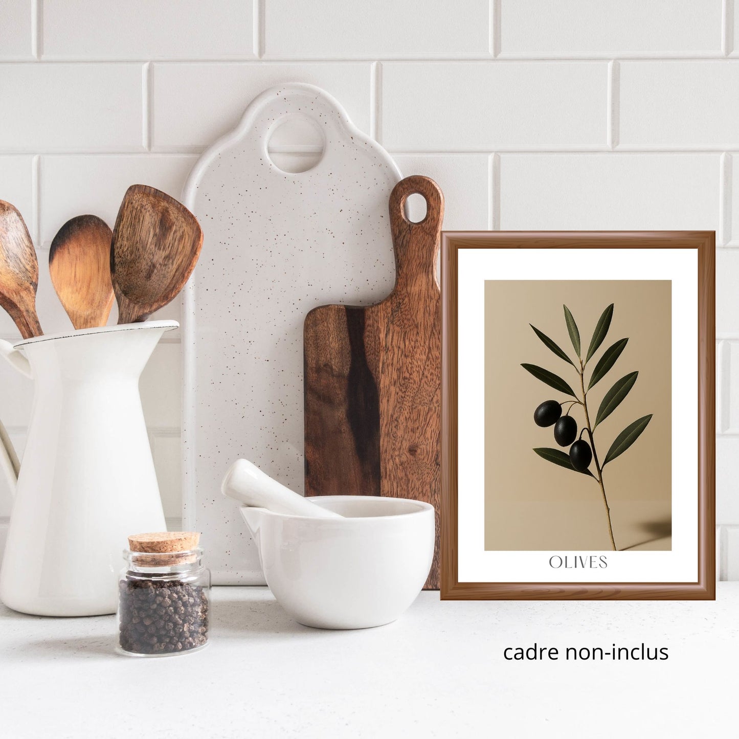 Cette affiche photo-réaliste artistique de grand format illustre l’élégance brute d’une branche d’olivier avec ses tiges souples, ses feuilles effilées, dans une ombre douce et délicate. Une composition qui évoque la chaleur méditerranéenne, avec une sobriété apaisante.

S'agence parfaitement avec les affiches:&nbsp; Citron / Figue