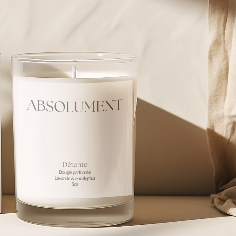 Offrez-vous un instant de&nbsp;calme absolu avec cette bougie parfumée à la lavande apaisante et à l’eucalyptus rafraîchissant. Ce mélange aromatique crée une atmosphère réconfortante qui aide à relaxer l’esprit et à purifier l’air.

Coulée à la main dans un élégant contenant en verre transparent, cette bougie de 5 oz s’harmonise facilement à tous les décors et diffuse une lumière douce et apaisante.