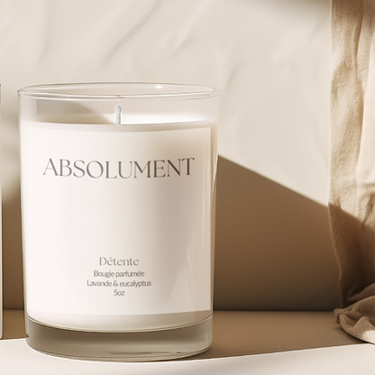 Offrez-vous un instant de&nbsp;calme absolu avec cette bougie parfumée à la lavande apaisante et à l’eucalyptus rafraîchissant. Ce mélange aromatique crée une atmosphère réconfortante qui aide à relaxer l’esprit et à purifier l’air.

Coulée à la main dans un élégant contenant en verre transparent, cette bougie de 5 oz s’harmonise facilement à tous les décors et diffuse une lumière douce et apaisante.
