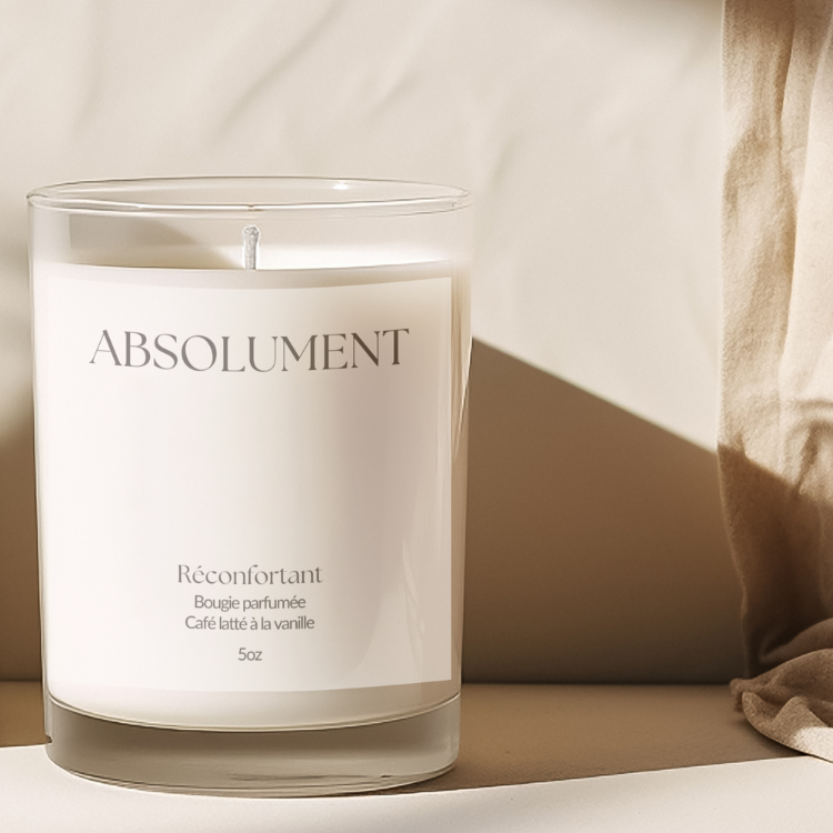 Plongez dans une ambiance absolument réconfortante grâce à cette bougie parfumée artisanale au café latté et à la vanille. Son parfum doux et enveloppant transforme instantanément votre espace en un cocon chaleureux, parfait pour les moments de détente, de lecture ou moment de complicité entre amis.

Coulée à la main avec soin dans un contenant de verre, cette bougie de 5 oz diffuse une fragrance gourmande qui marie la richesse du café fraîchement infusé à la douceur onctueuse de la vanille.