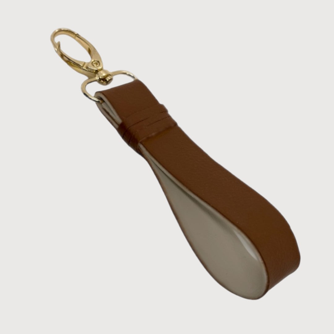 Absolument Porte Clés en simili cuir Vegan fait à la main Couleur Camel et Sable

Parce que chaque détail compte, le porte-clés;Absolument est l’accessoire parfait pour rehausser vos essentiels du quotidien. Fabriqué à la main en simili cuir végan, il allie style, conscience et praticité. Son fermoir à pince doré vous permet de l’attacher facilement à votre sac, pochette ou trousseau.

Ajoutez le petit plus qui change tout... Ajoutez notre logo "A" doré

Dimensions:

5 ½ x 1 pouces (env. 14 x 2,5