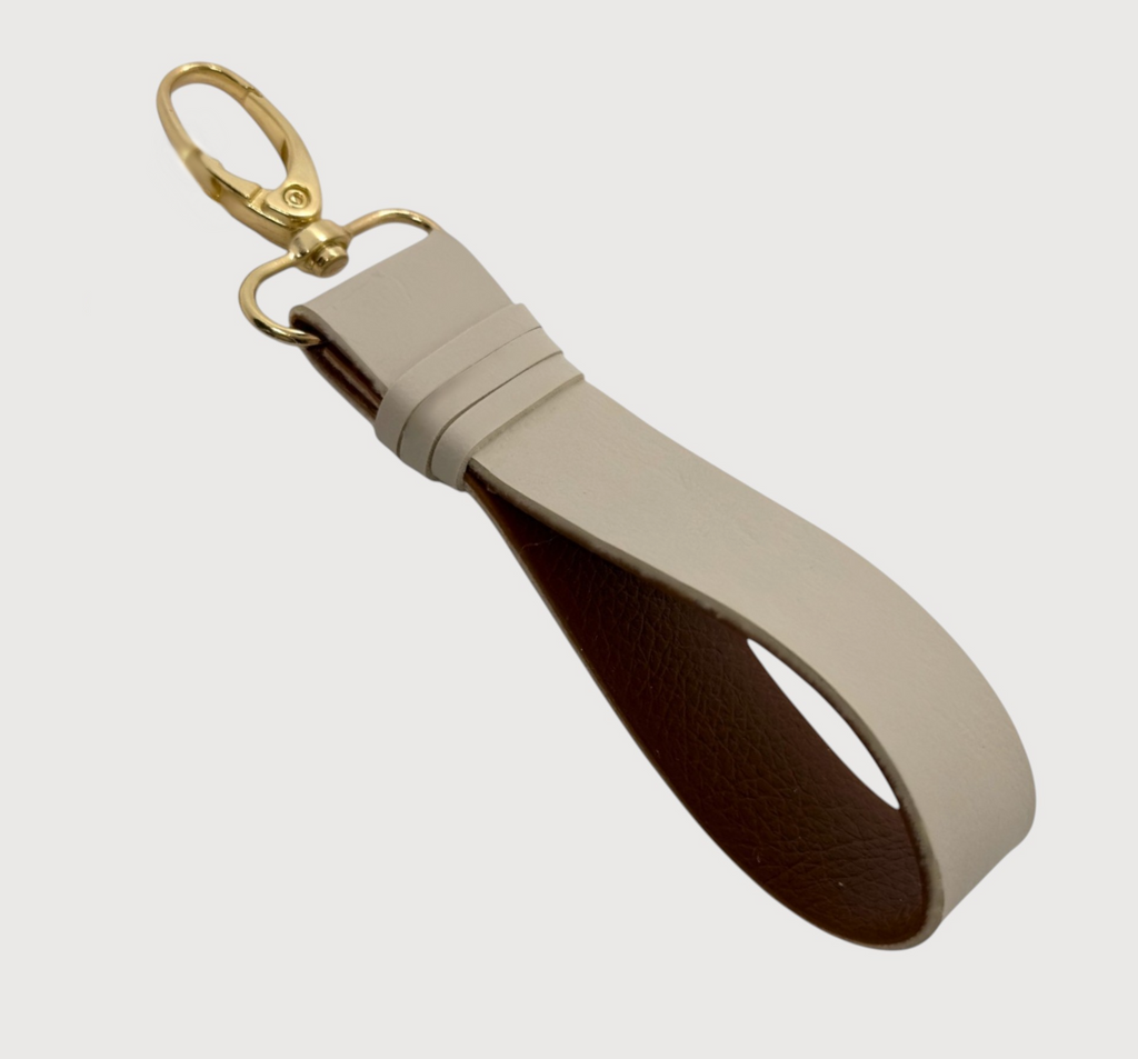 Absolument Porte Clés en simili cuir Vegan fait à la main Couleur Sable et camel

Parce que chaque détail compte, le porte-clés&nbsp;Absolument est l’accessoire parfait pour rehausser vos essentiels du quotidien. Fabriqué à la main en simili cuir végan, il allie style, conscience et praticité. Son fermoir à pince doré vous permet de l’attacher facilement à votre sac, pochette ou trousseau.

Ajoutez le petit plus qui change tout... Ajoutez notre logo "A" doré

Dimensions&nbsp;:

5 ½ x 1 pouces (env. 14 x 2,5