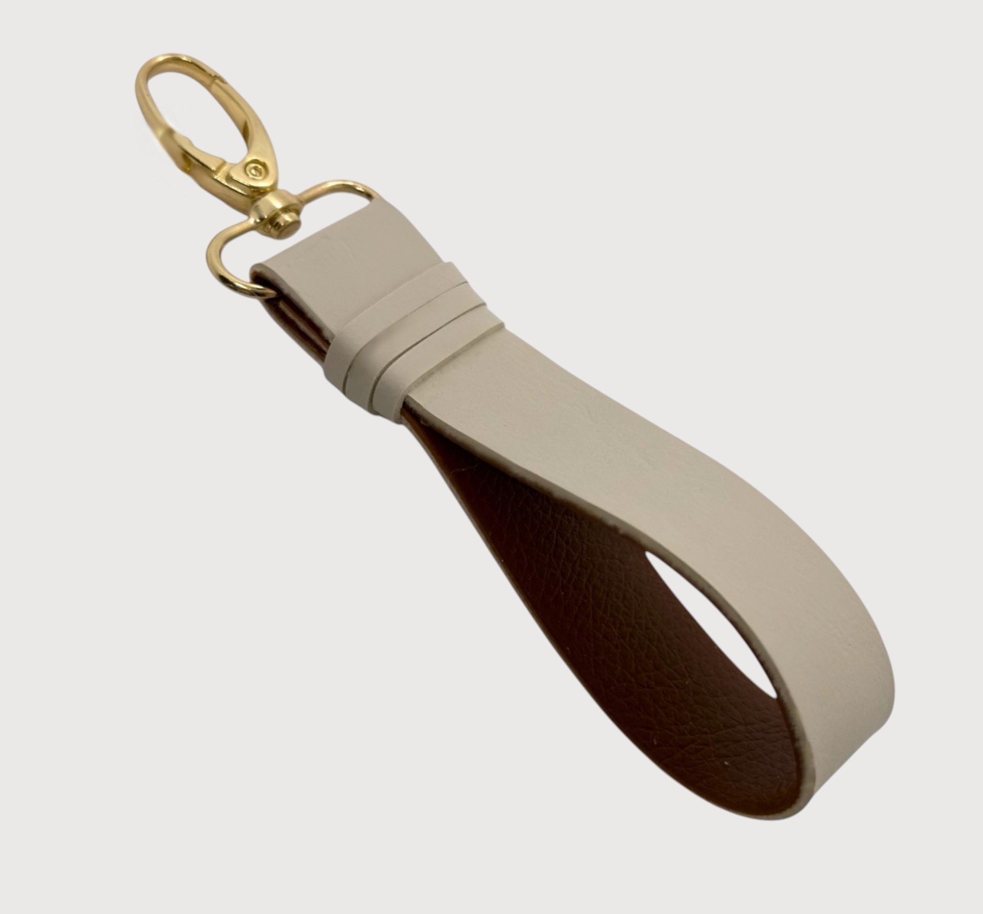 Absolument Porte Clés en simili cuir Vegan fait à la main Couleur Sable et camel

Parce que chaque détail compte, le porte-clés&nbsp;Absolument est l’accessoire parfait pour rehausser vos essentiels du quotidien. Fabriqué à la main en simili cuir végan, il allie style, conscience et praticité. Son fermoir à pince doré vous permet de l’attacher facilement à votre sac, pochette ou trousseau.

Ajoutez le petit plus qui change tout... Ajoutez notre logo "A" doré

Dimensions&nbsp;:

5 ½ x 1 pouces (env. 14 x 2,5