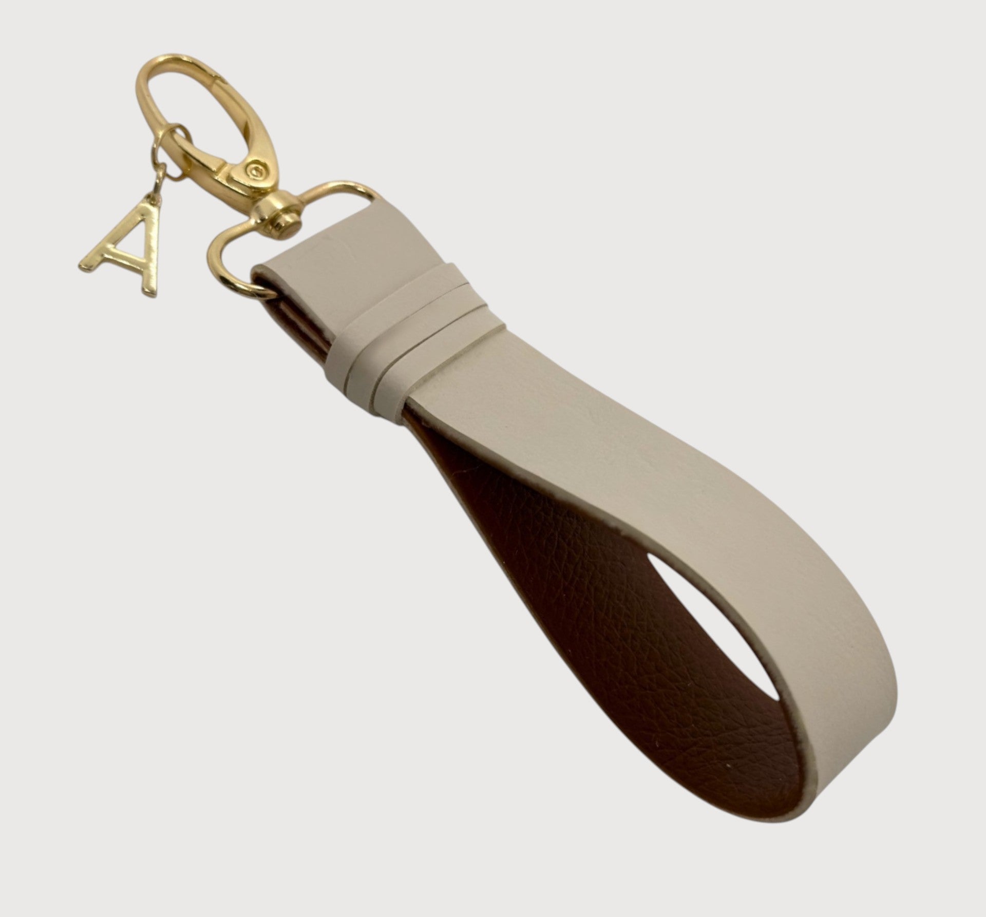 Absolument Porte Clés en simili cuir Vegan fait à la main Couleur Sable et camel

Parce que chaque détail compte, le porte-clés&nbsp;Absolument est l’accessoire parfait pour rehausser vos essentiels du quotidien. Fabriqué à la main en simili cuir végan, il allie style, conscience et praticité. Son fermoir à pince doré vous permet de l’attacher facilement à votre sac, pochette ou trousseau.