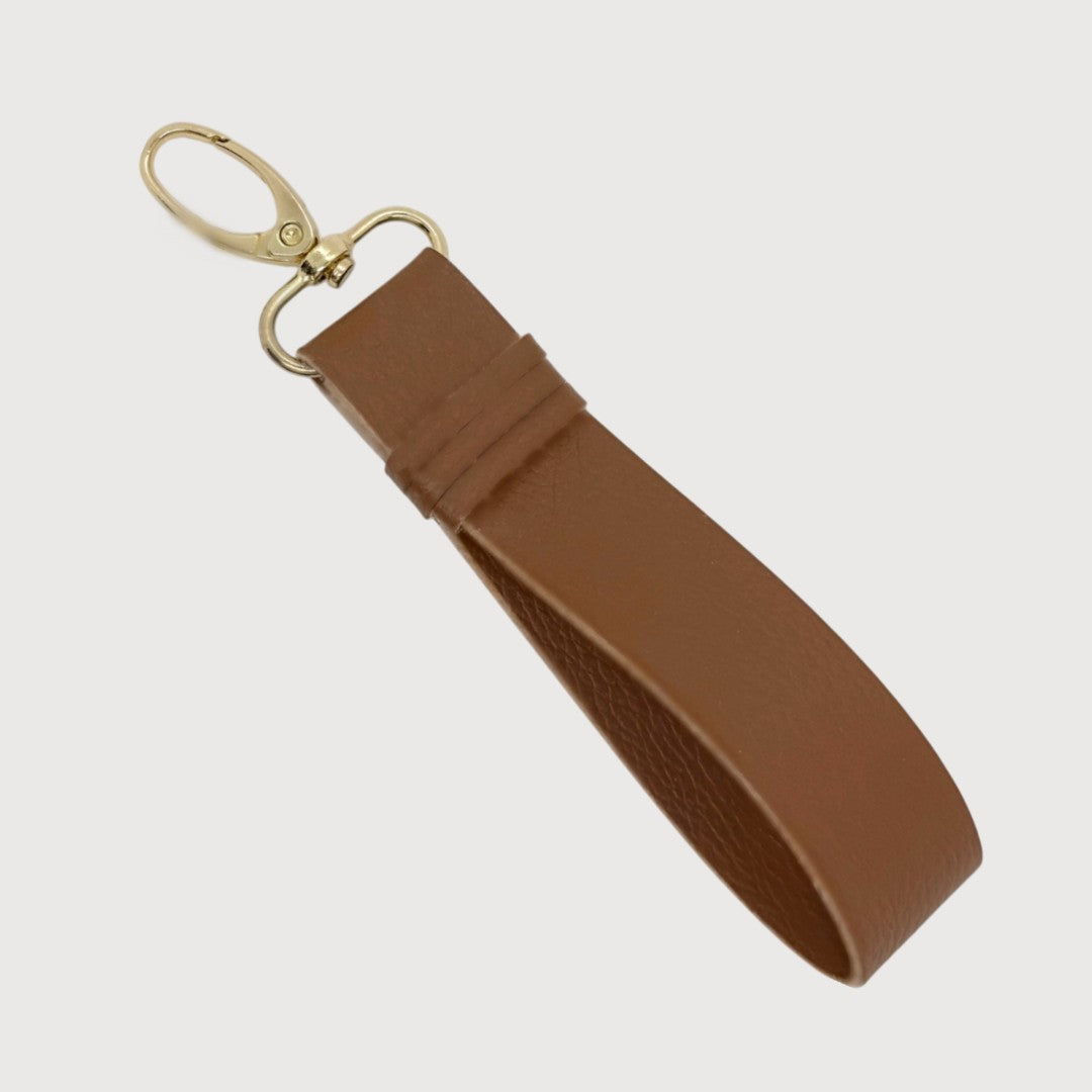 Absolument Porte Clés en simili cuir Vegan fait à la main Couleur Camel

Parce que chaque détail compte, le porte-clés Absolument est l’accessoire parfait pour rehausser vos essentiels du quotidien. Fabriqué à la main en simili cuir végan, il allie style, conscience et praticité. Son fermoir à pince doré vous permet de l’attacher facilement à votre sac, pochette ou trousseau.

Ajoutez le petit plus qui change tout... Ajoutez notre logo "A" doré

Dimensions:

5 ½ x 1 pouces (env. 14 x 2,5 cm)